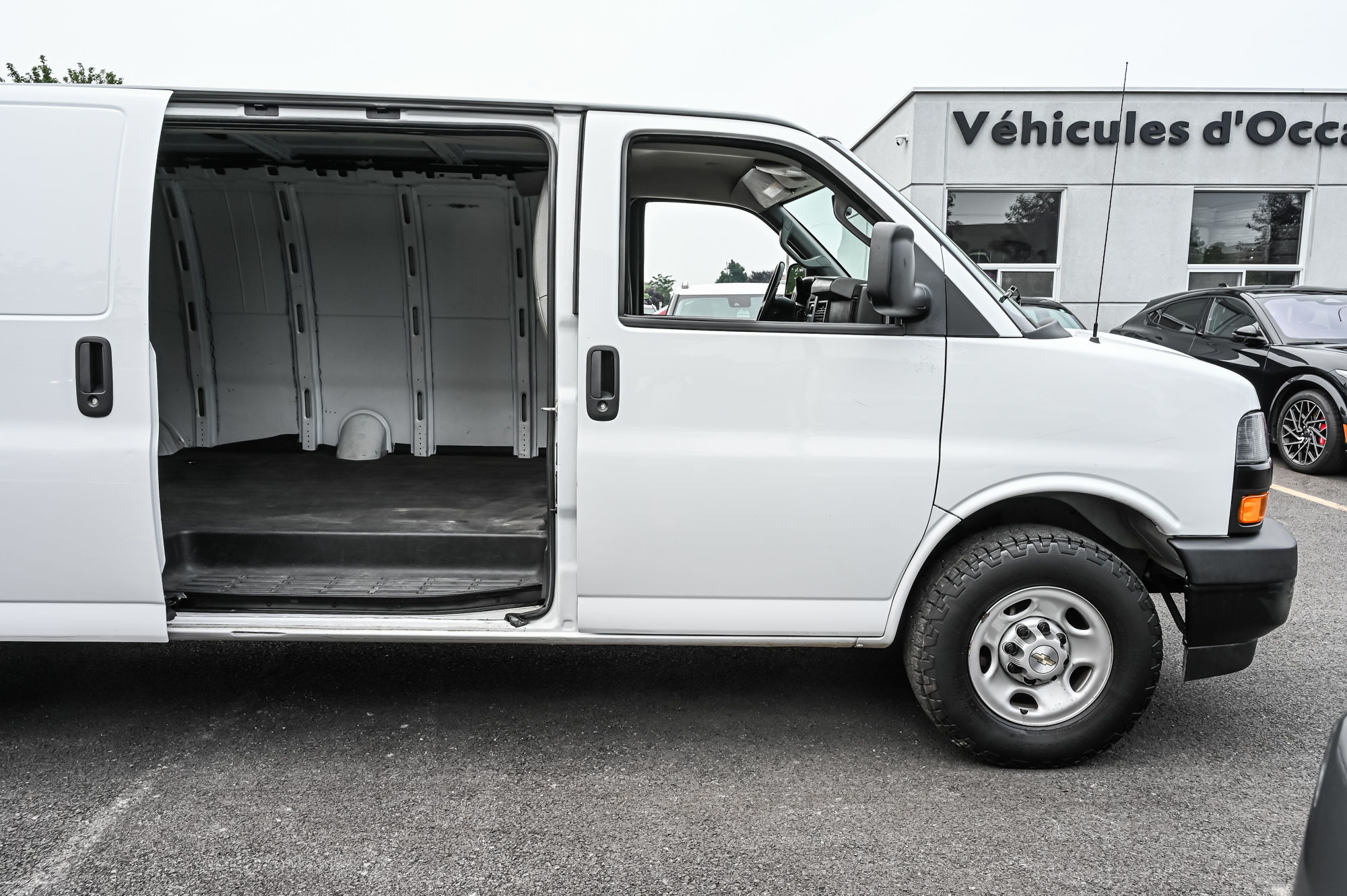 2023 Chevrolet Express Cargo Van in Dollard-des-Ormeaux, Quebec