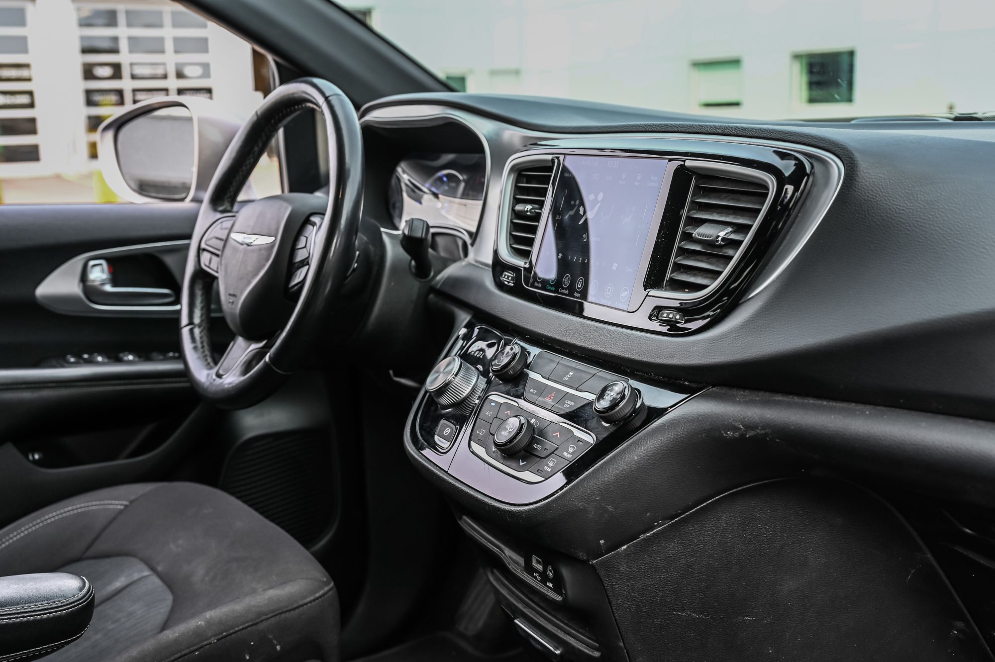 2020 Chrysler Pacifica Hybrid in Dollard-des-Ormeaux, Quebec