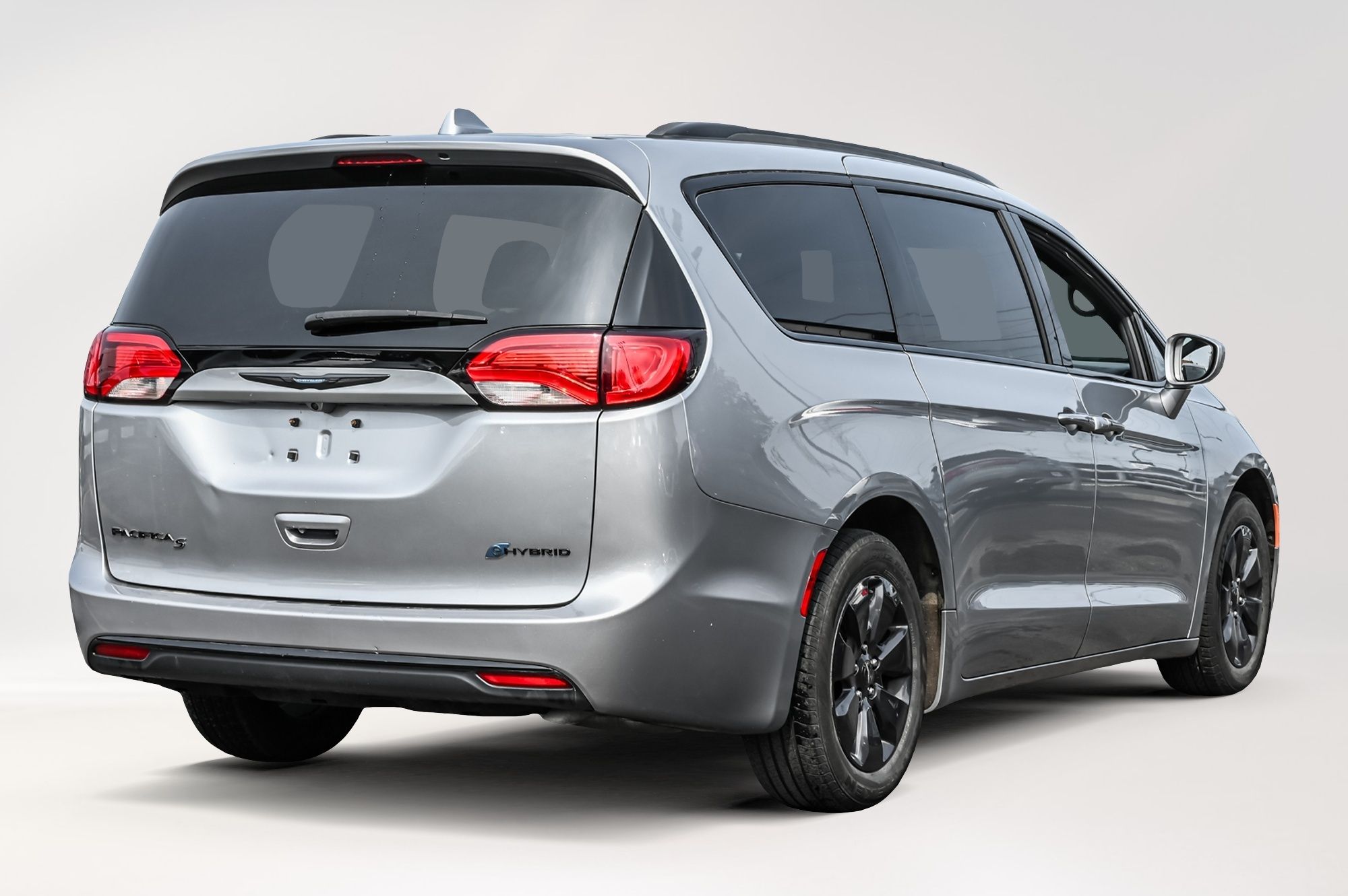 2020 Chrysler Pacifica Hybrid in Dollard-des-Ormeaux, Quebec