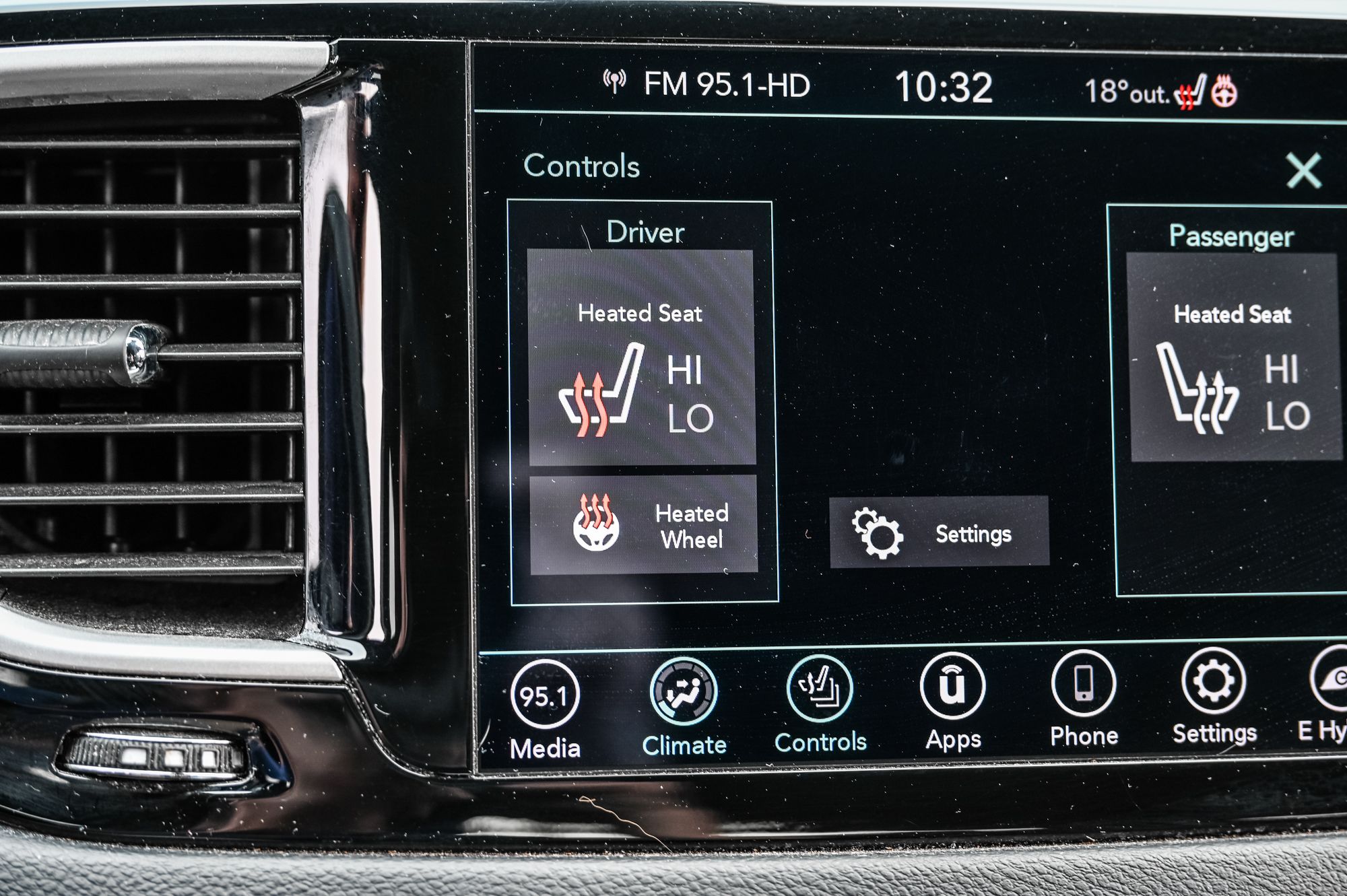 2020 Chrysler Pacifica Hybrid in Dollard-des-Ormeaux, Quebec