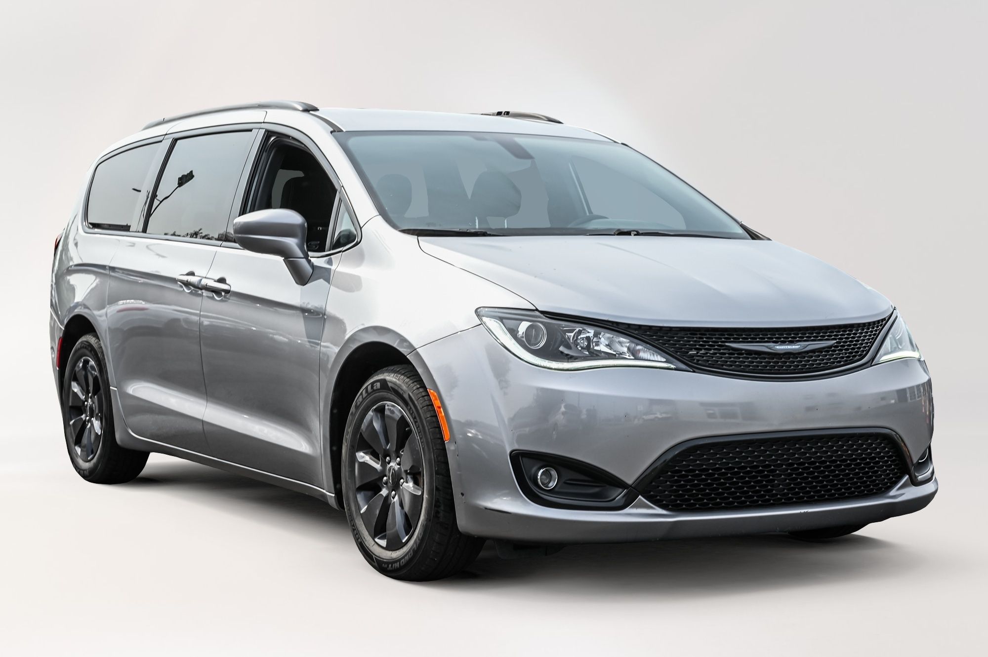 2020 Chrysler Pacifica Hybrid in Dollard-des-Ormeaux, Quebec