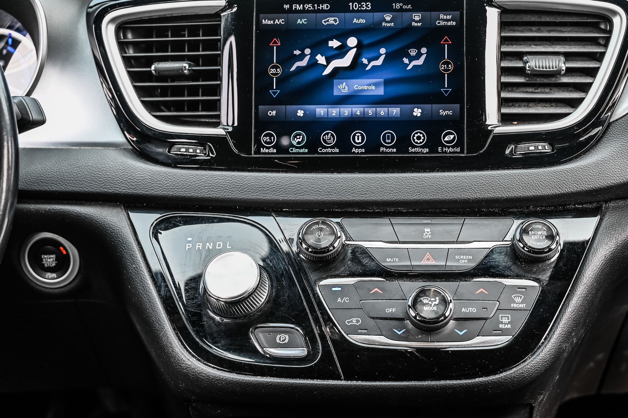 2020 Chrysler Pacifica Hybrid in Dollard-des-Ormeaux, Quebec