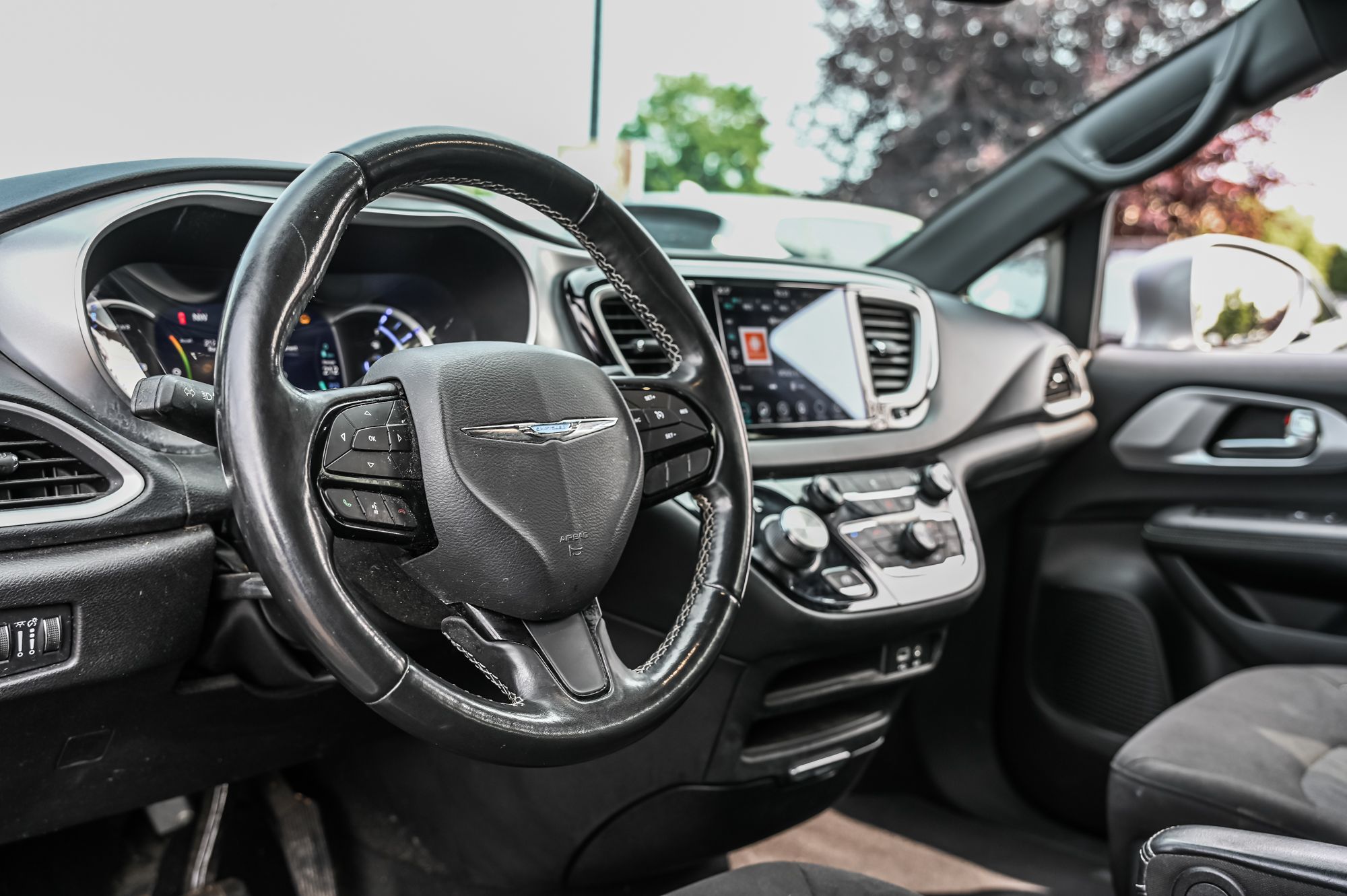 2020 Chrysler Pacifica Hybrid in Dollard-des-Ormeaux, Quebec
