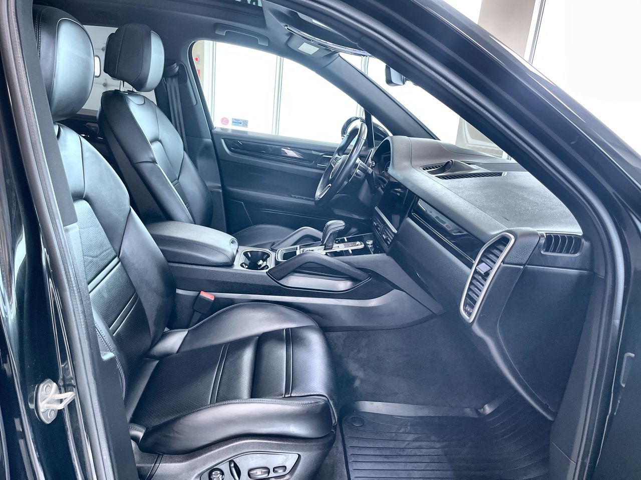 2022 Porsche Cayenne in Regina, Saskatchewan