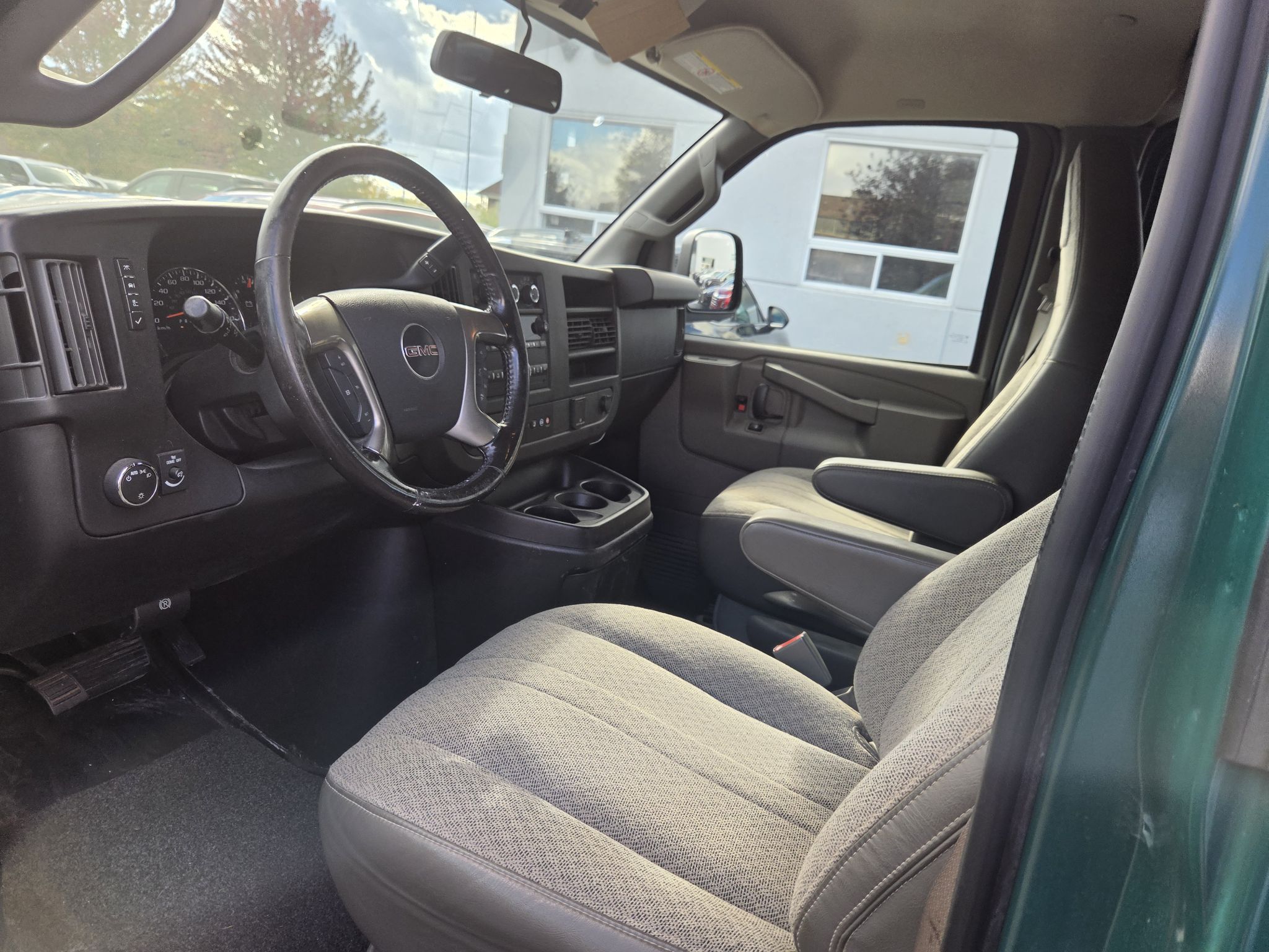 2017 GMC Savana Cargo Van in Dollard-des-Ormeaux, Quebec