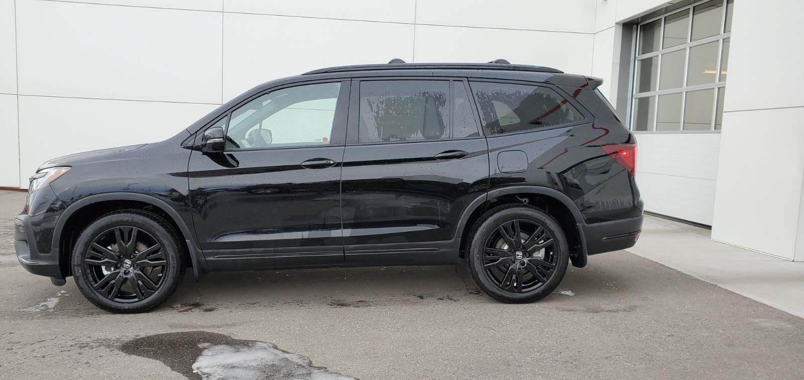 White 2021 Honda Pilot With Black Rims