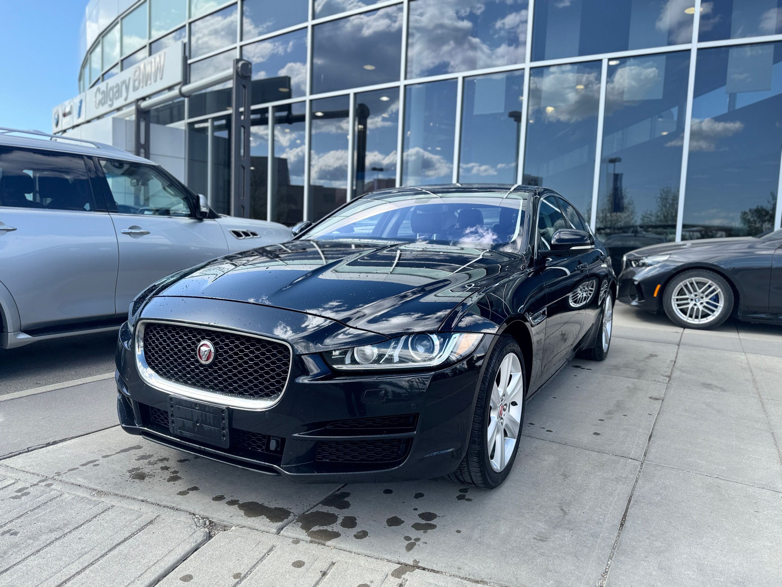 2018 Jaguar XE 25t 2.0L AWD Premium, Leather, Sunroof