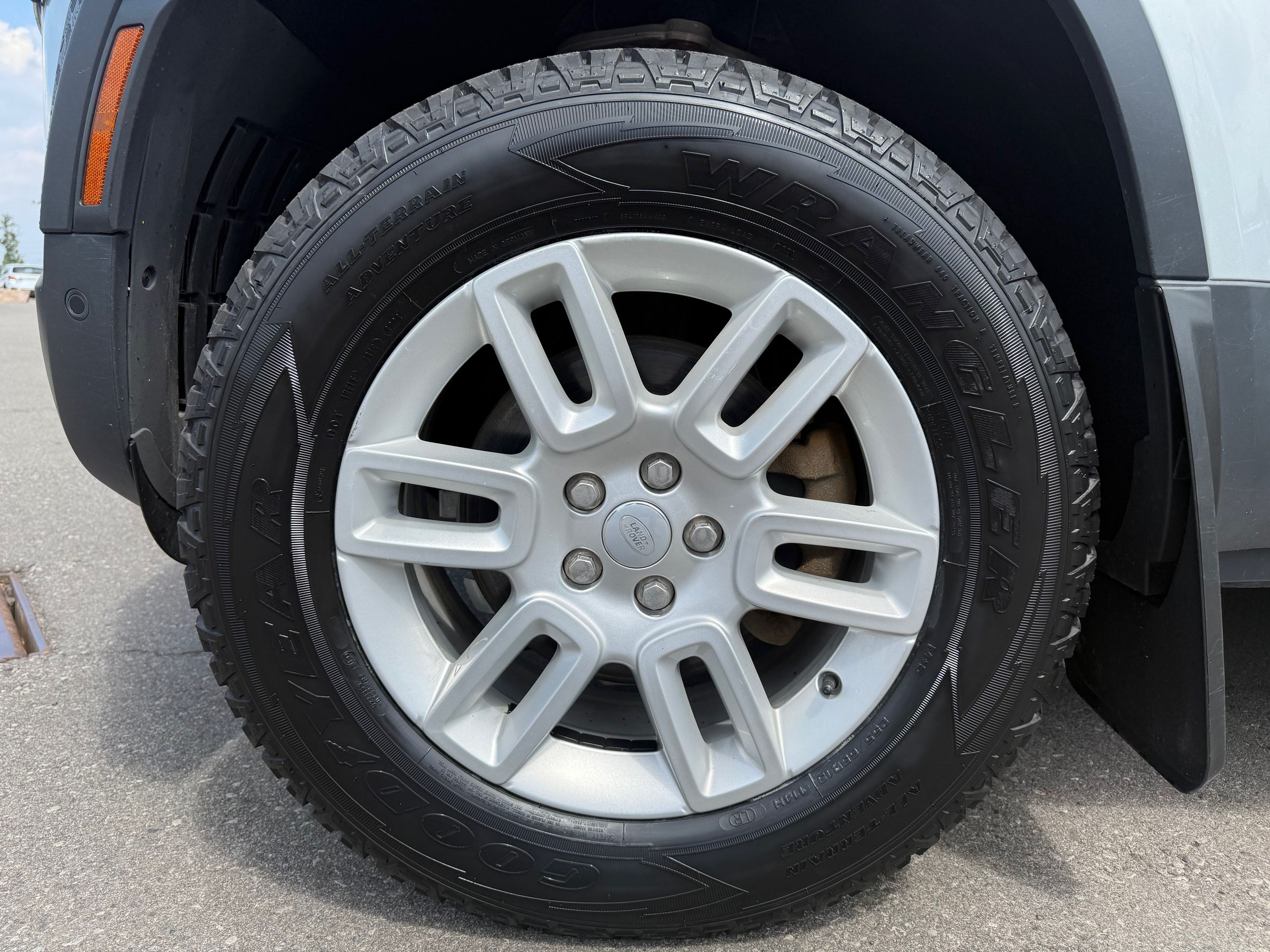 2023 Land Rover Defender 90 in Mississauga, Ontario