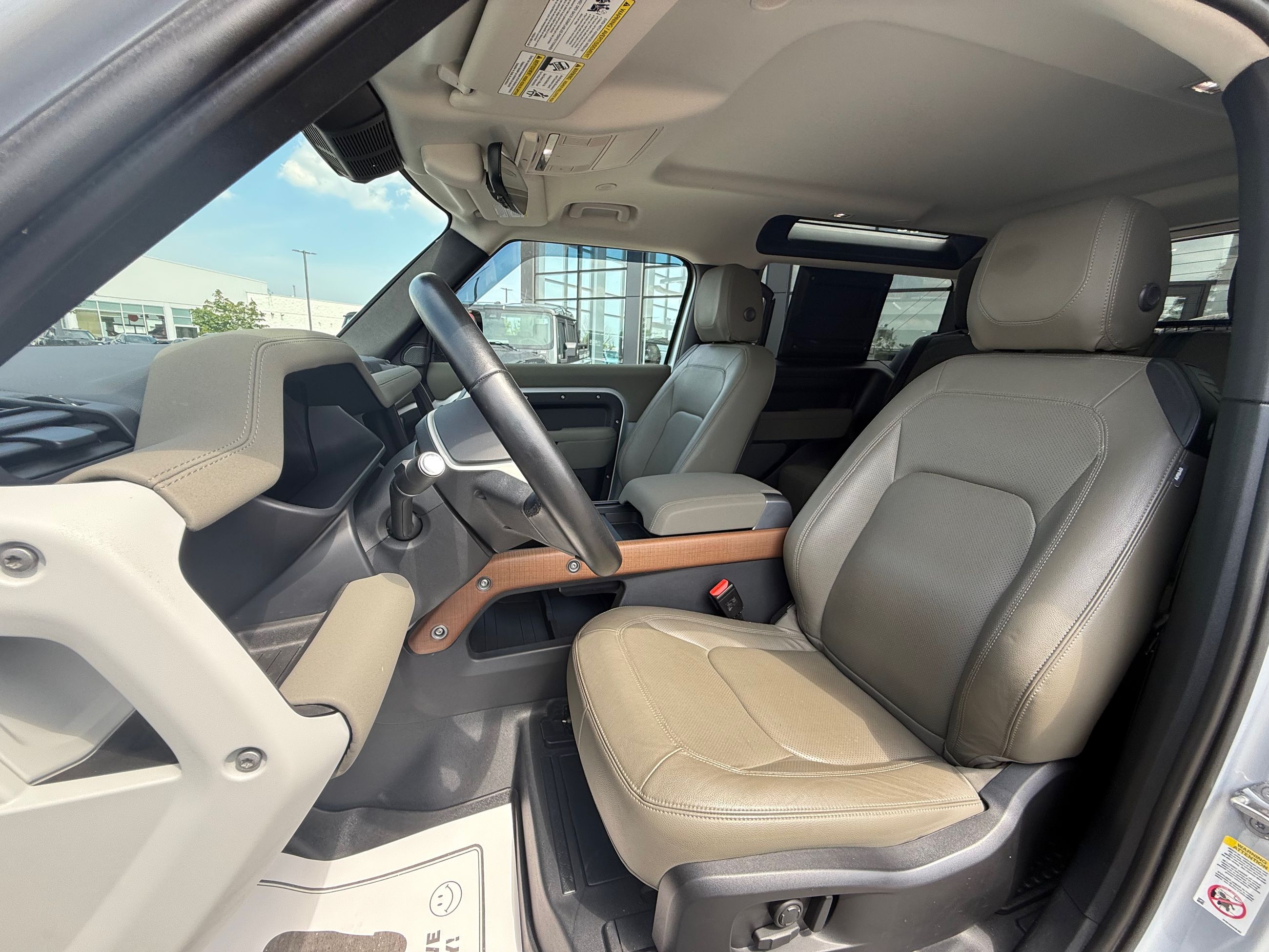 2023 Land Rover Defender 90 in Mississauga, Ontario