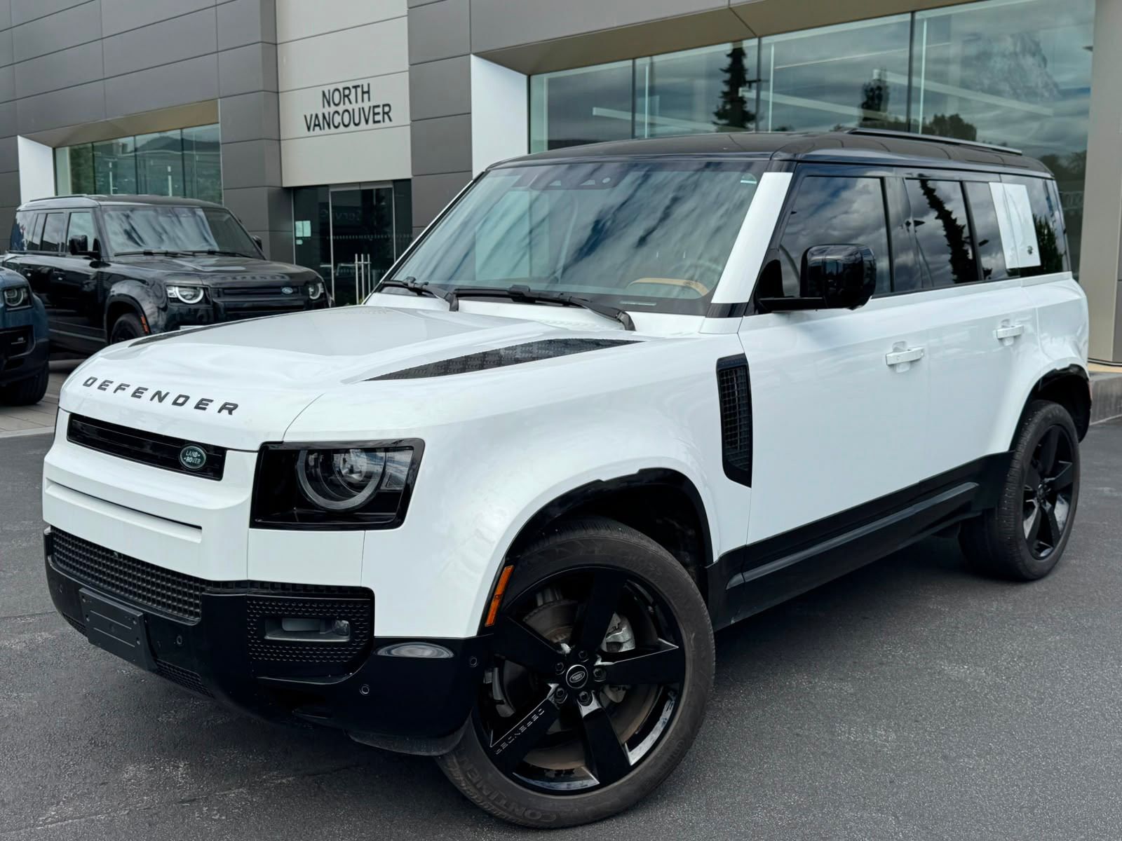 2024 Land Rover Defender 110 P300 S - Local no major accidents, 2 wheels