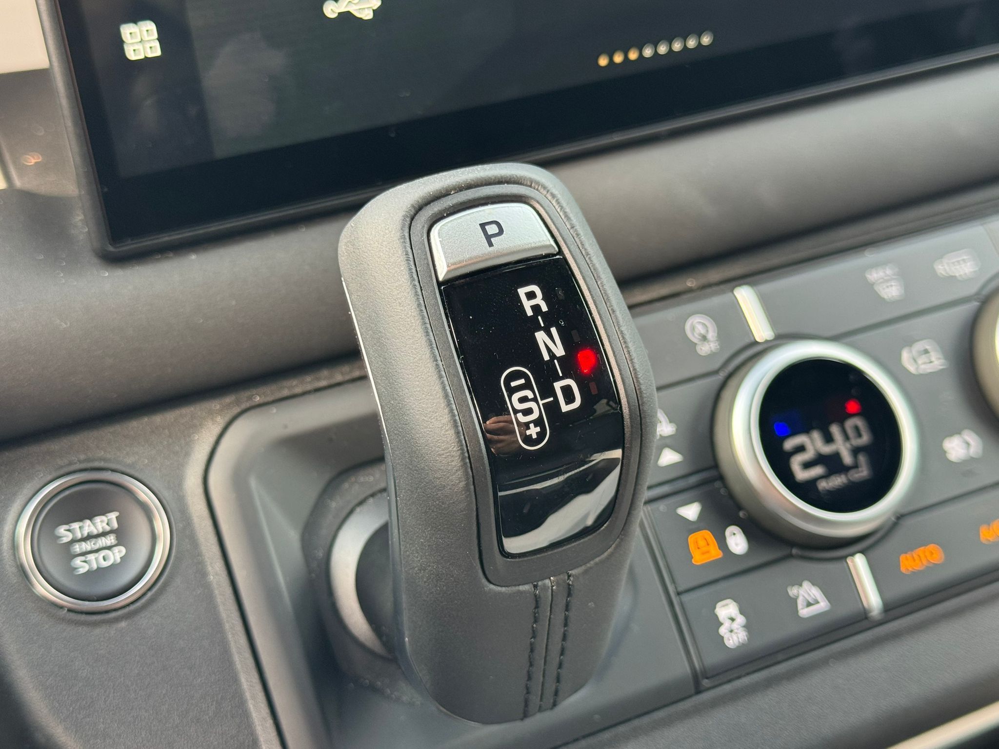 Land Rover Defender  2025 à North Vancouver, Colombie-Britannique