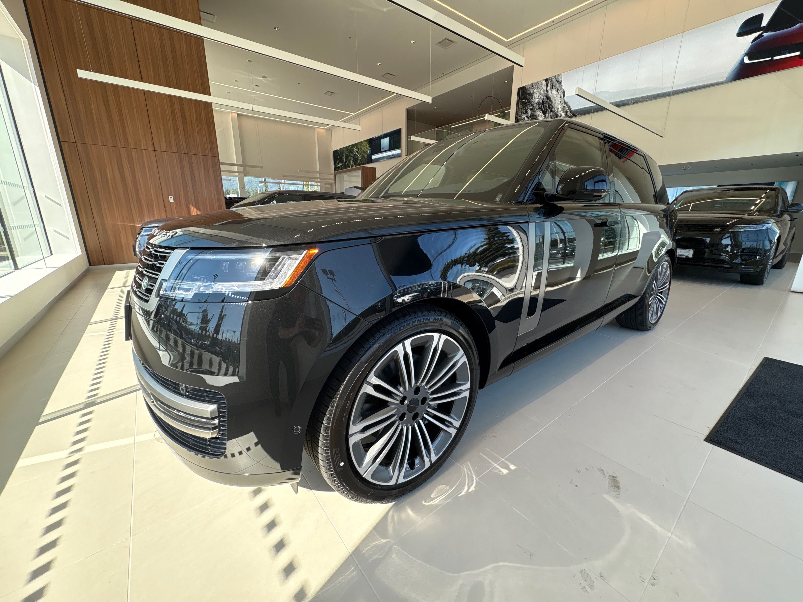 2026 Land Rover Range Rover SE 7-Seat LWB