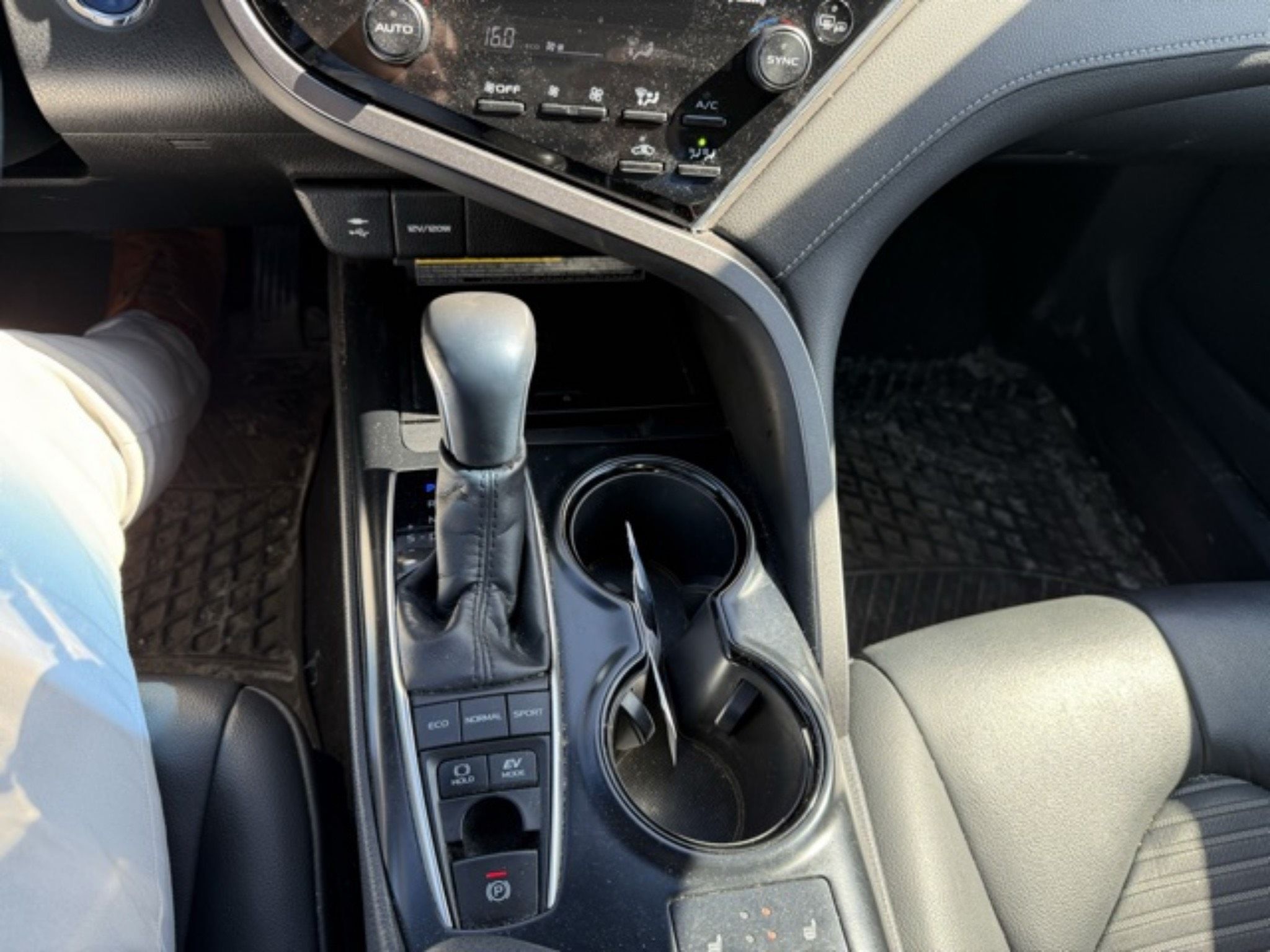 2018 Toyota Camry Hybrid in Laval, Quebec