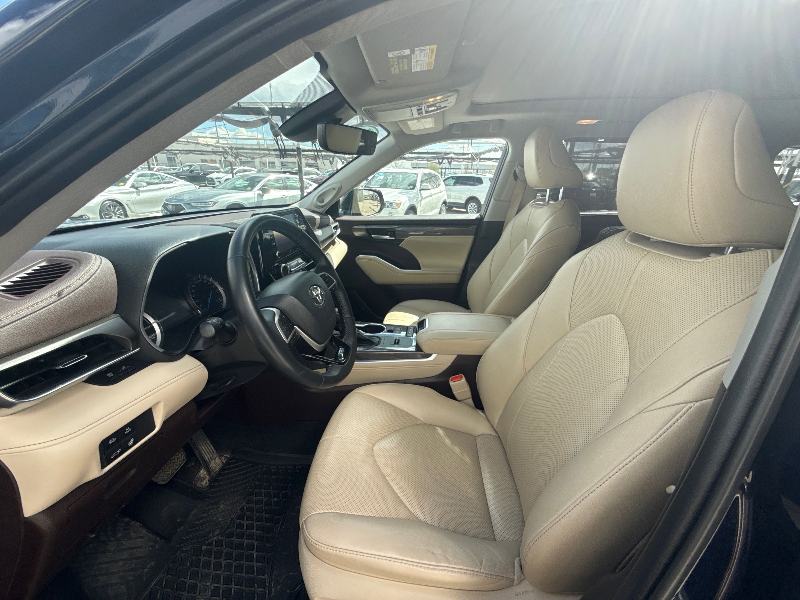 2022 Toyota Highlander hybrid in Calgary, Alberta