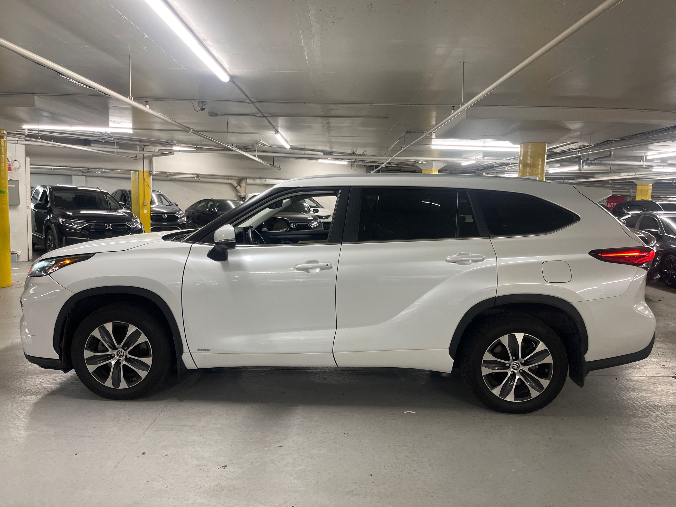 2023 Toyota Highlander hybrid in Markham, Ontario