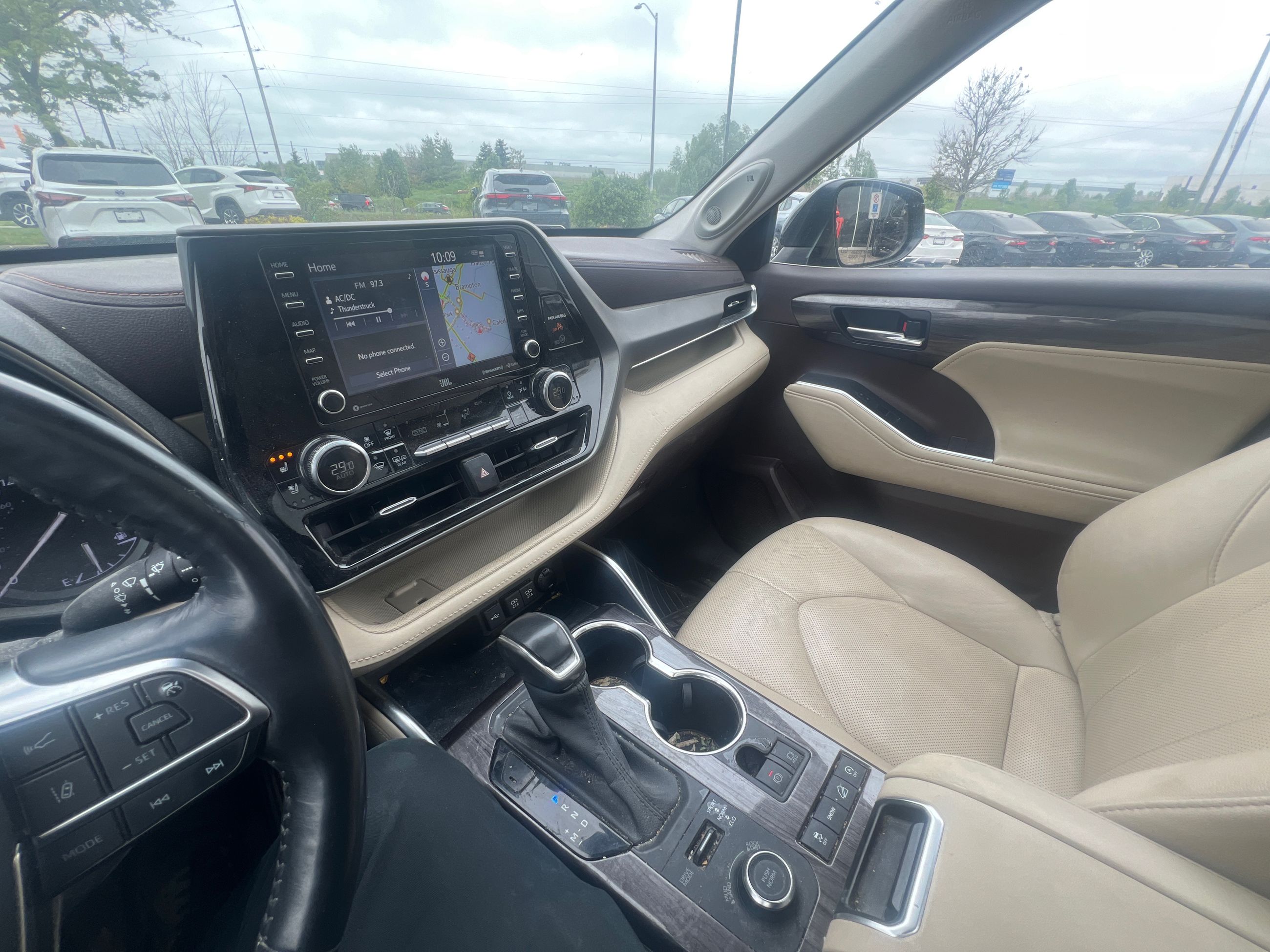 2021 Toyota Highlander in Bolton, Ontario