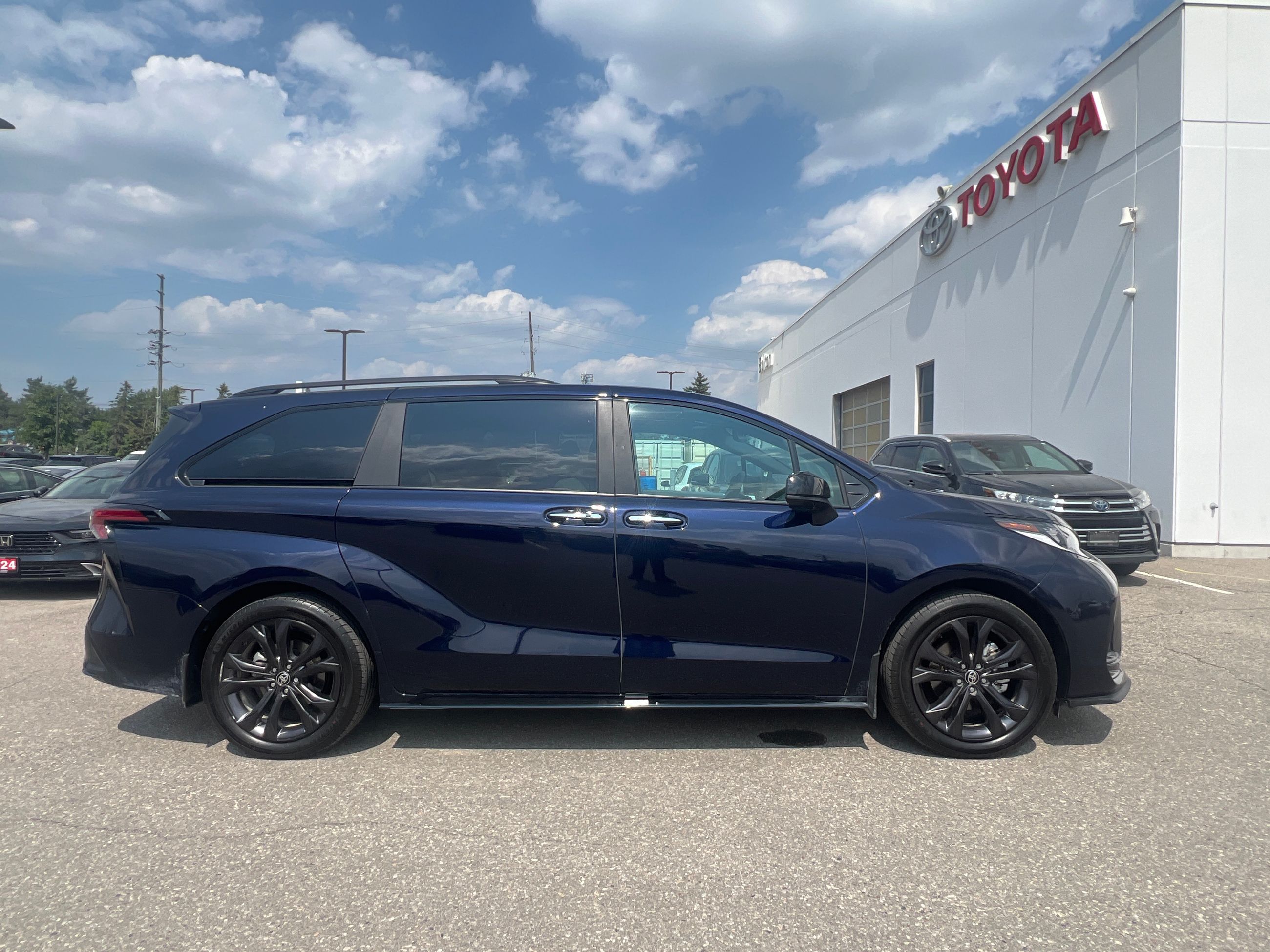 2025 Toyota Sienna Hybrid in Bolton, Ontario