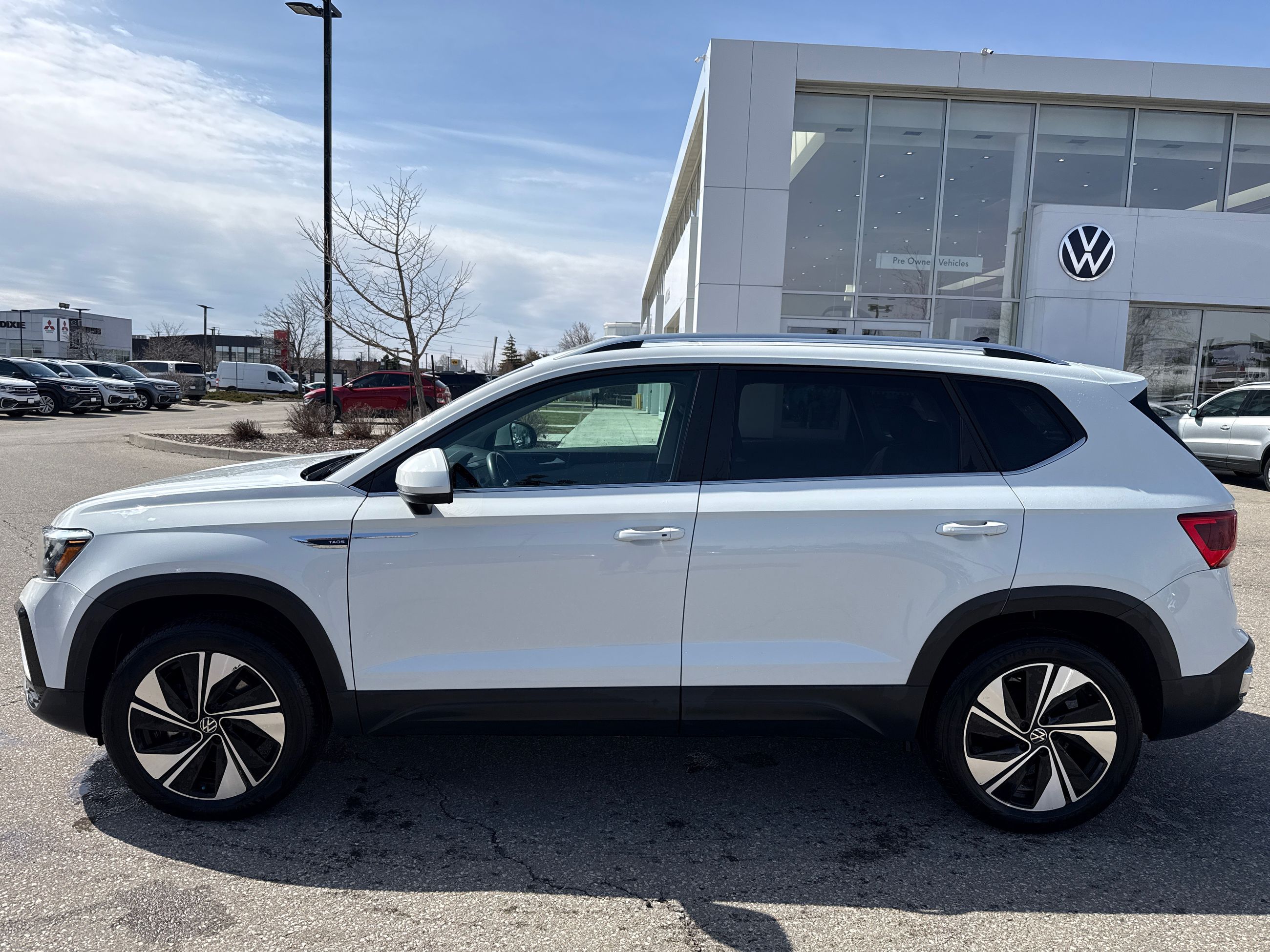 Volkswagen Taos  2023 à Mississauga, Ontario