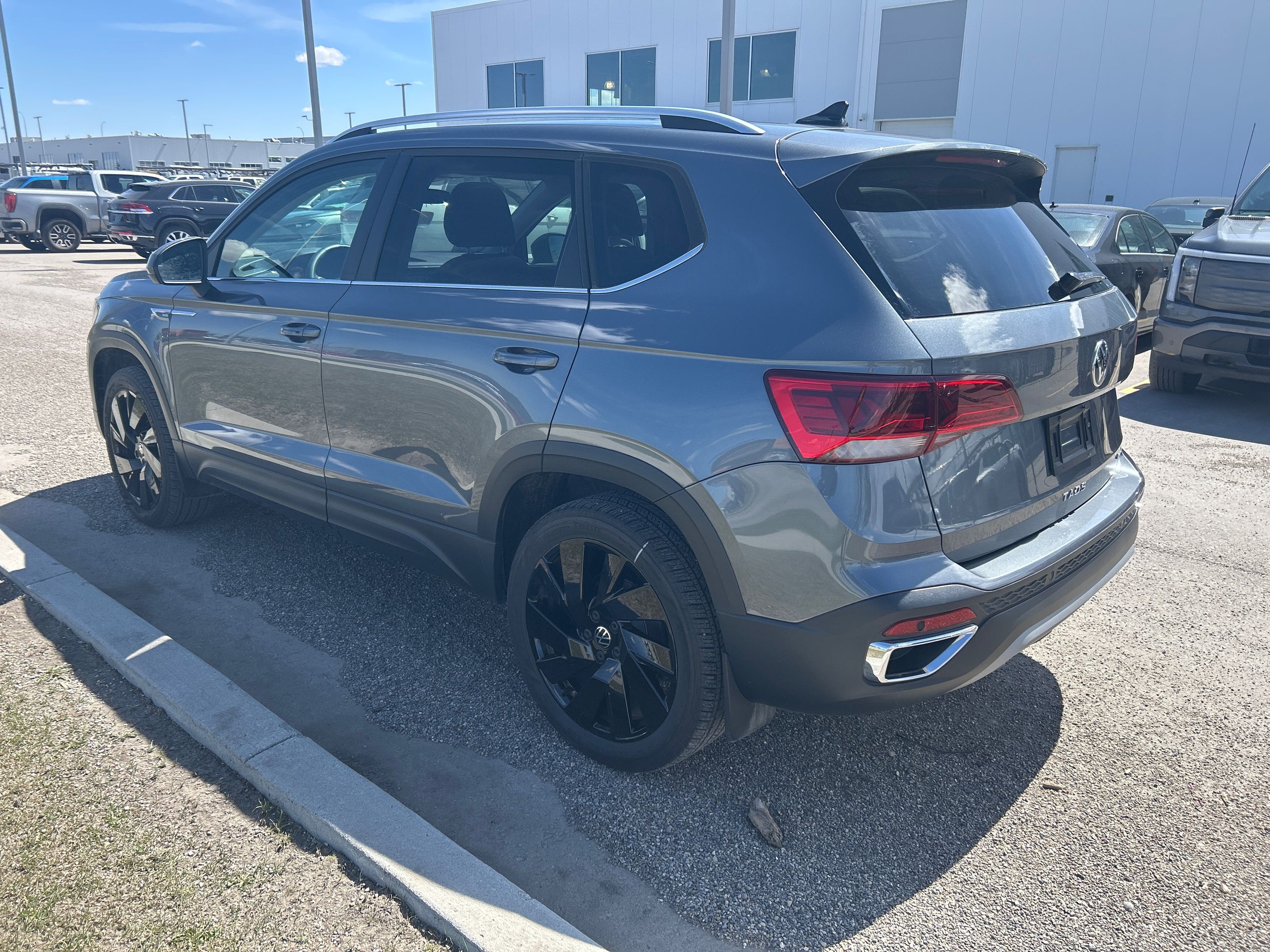 Volkswagen Taos  2023 à Calgary, Alberta
