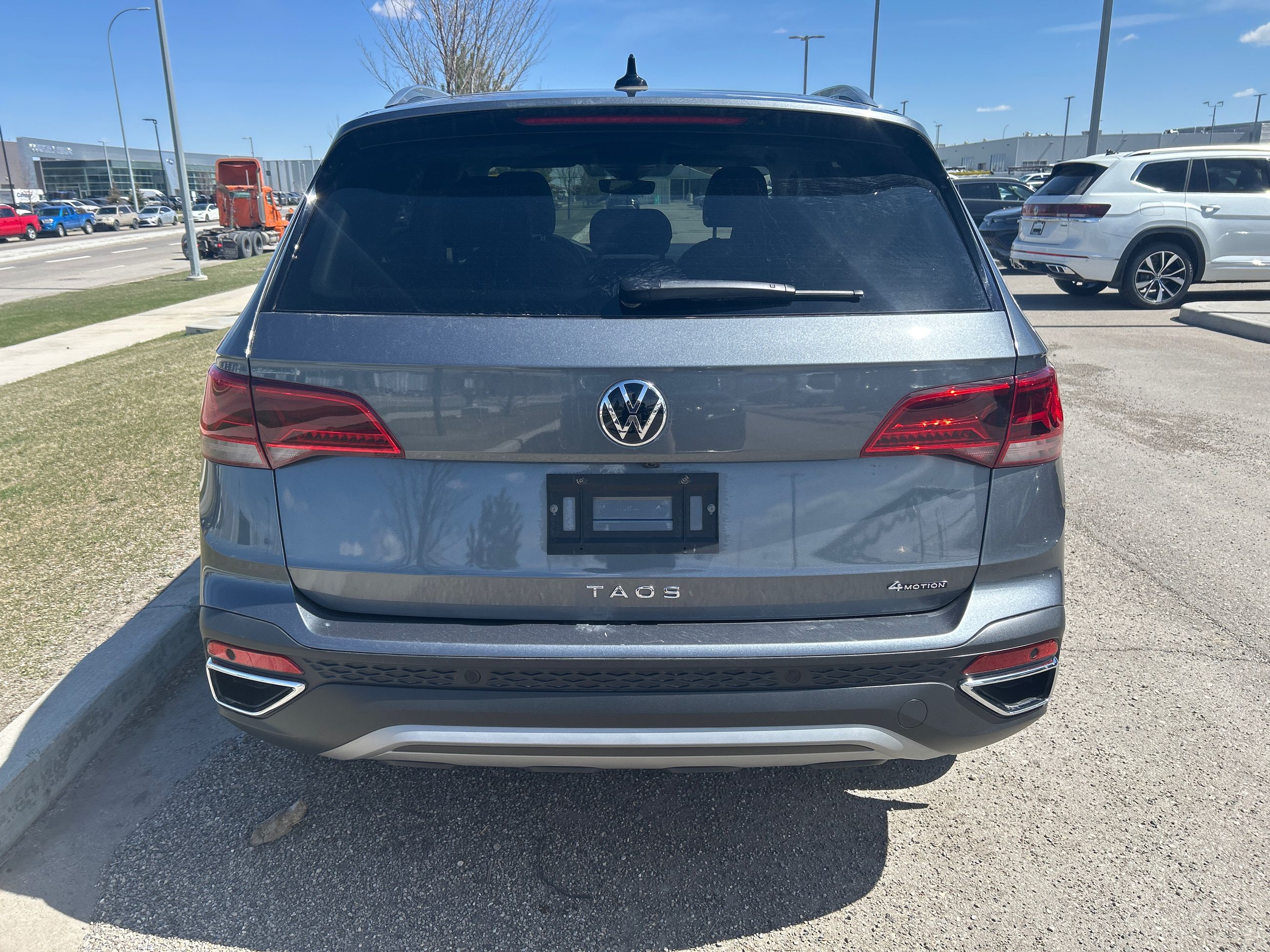 Volkswagen Taos  2023 à Calgary, Alberta