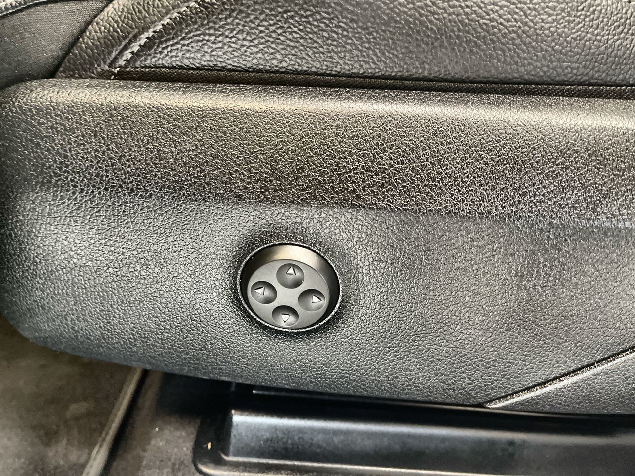 2025 Mercedes-Benz GLC300