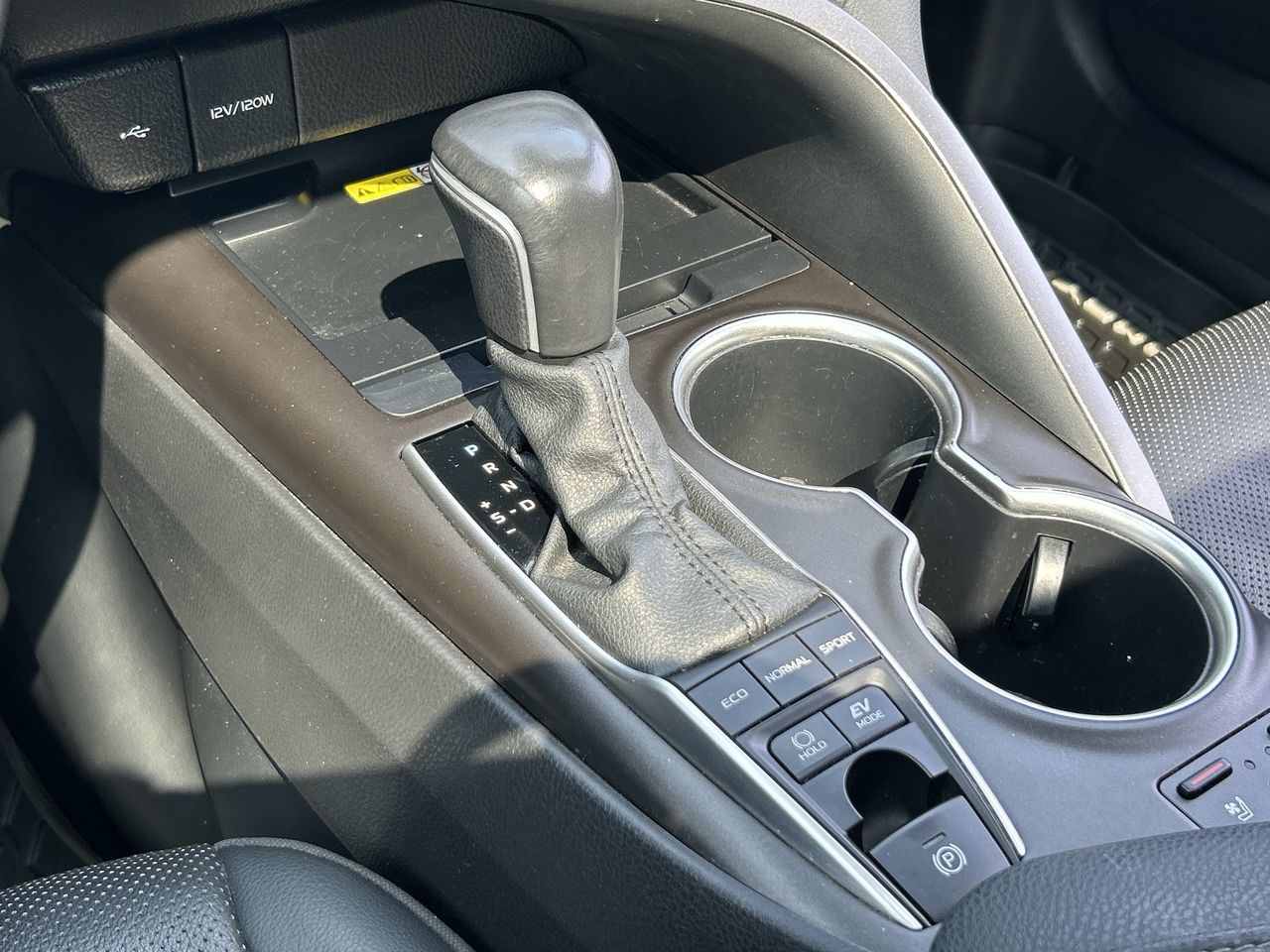 2022 Toyota Camry Hybrid in Mississauga, Ontario