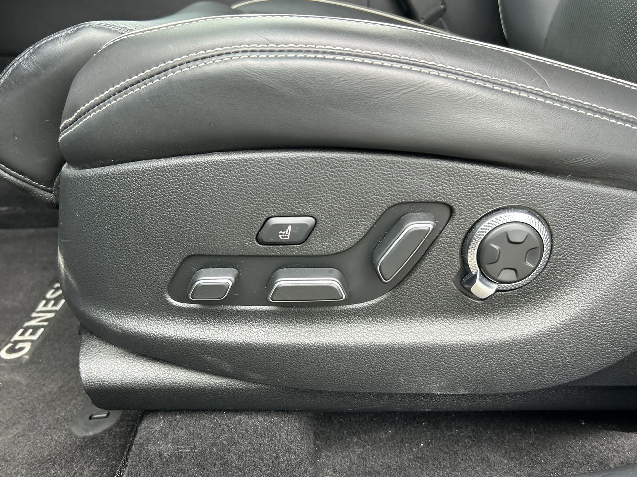 2023 GENESIS GV70