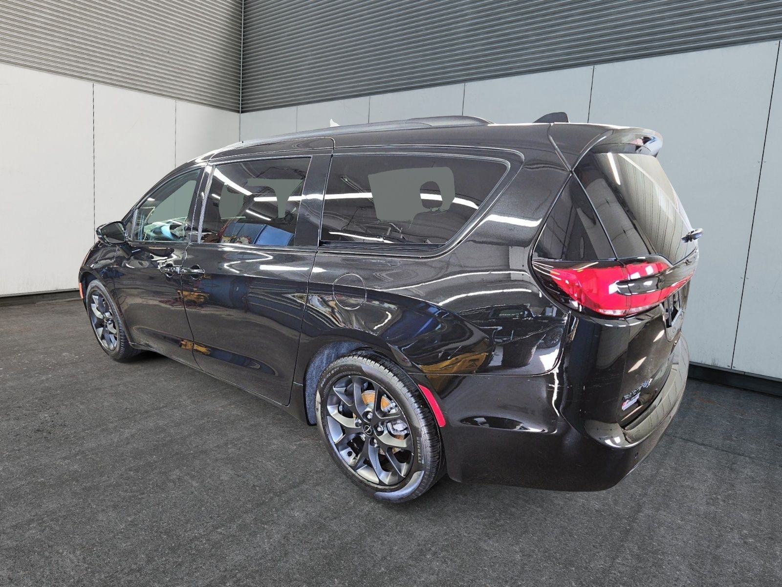 Photo 2025 Chrysler Pacifica Limited #4