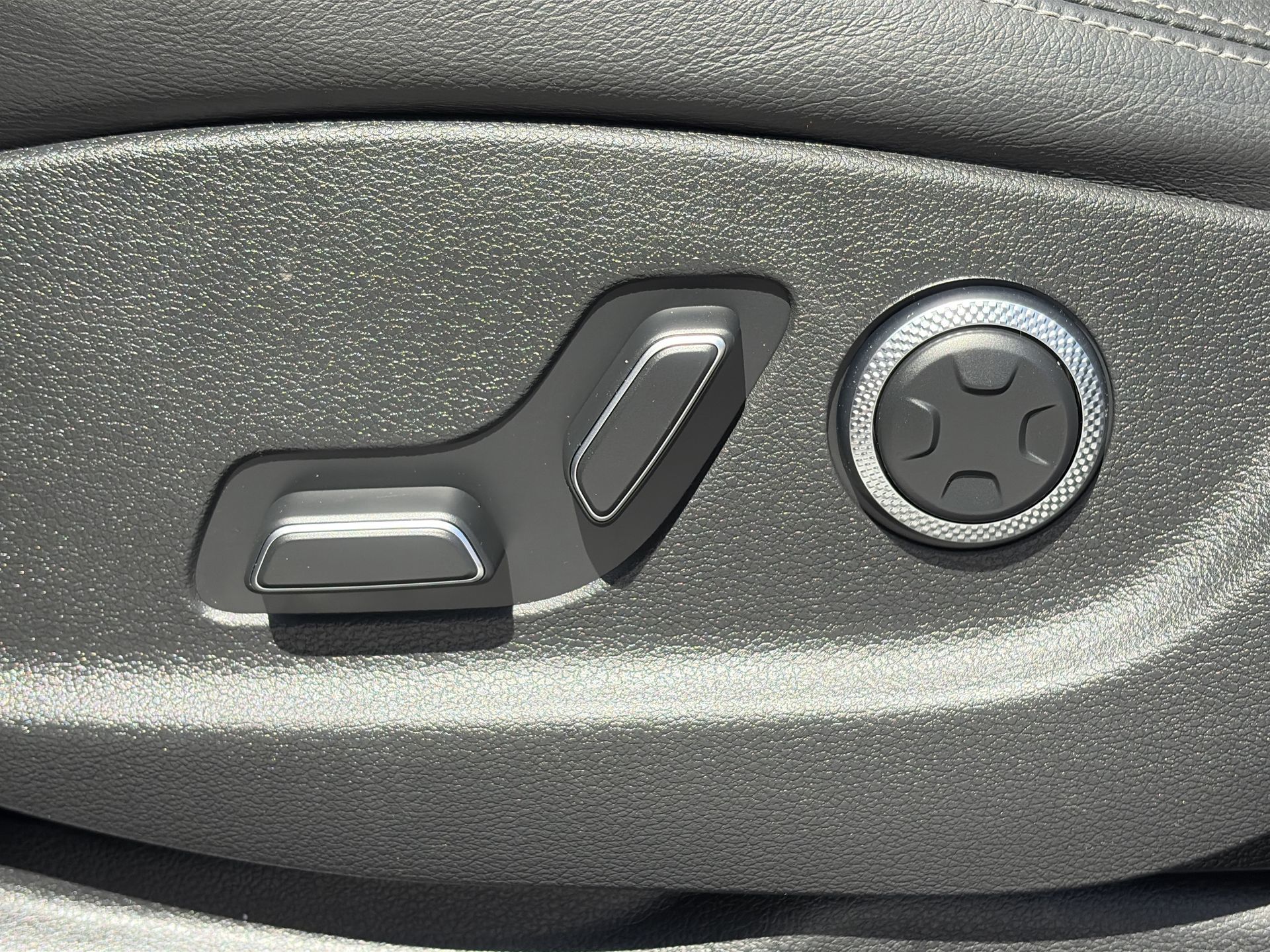 2025 GENESIS GV70