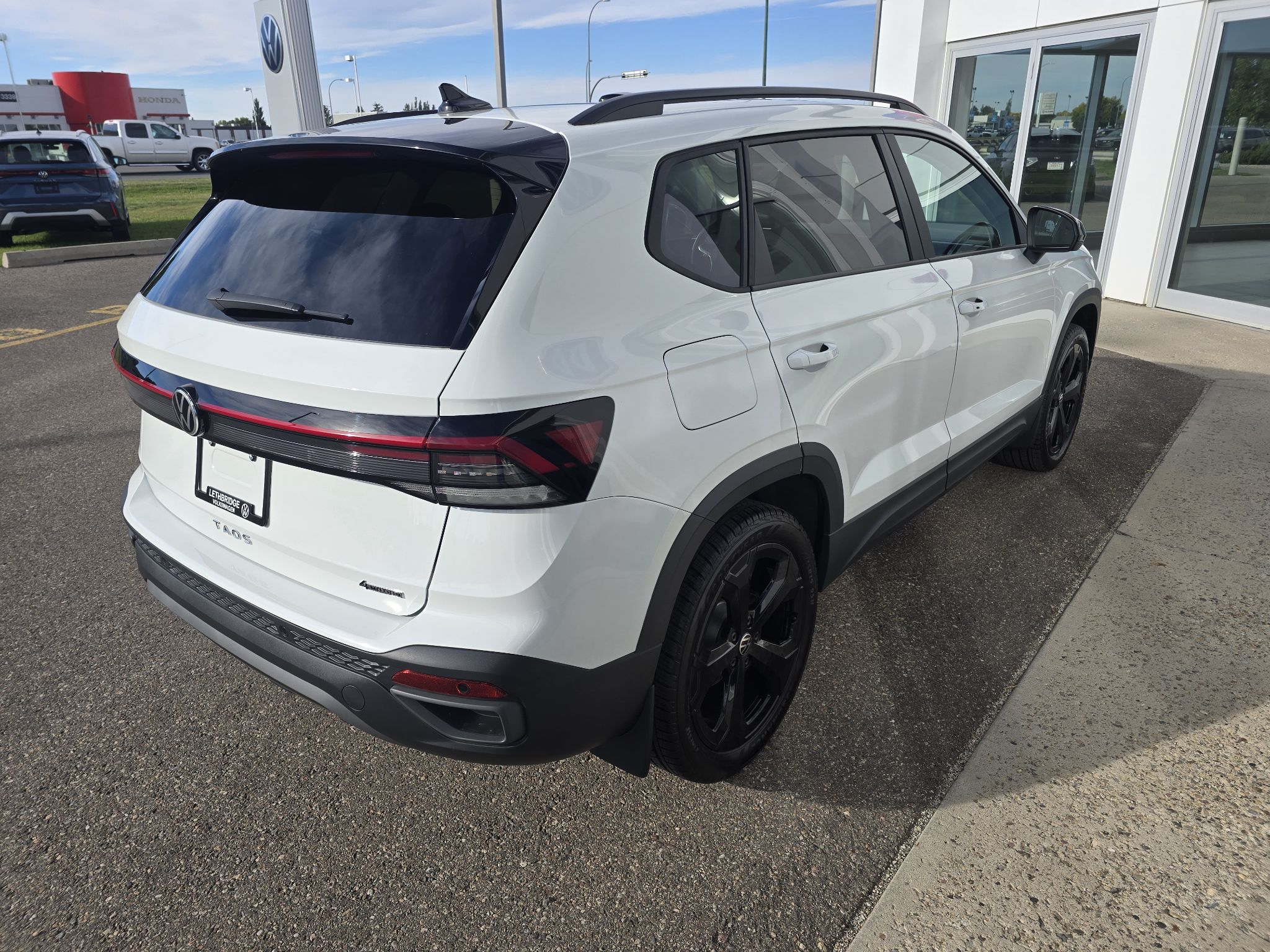 Photo 2027 Volkswagen Taos Comfortline Black Edition 4MOTION #5