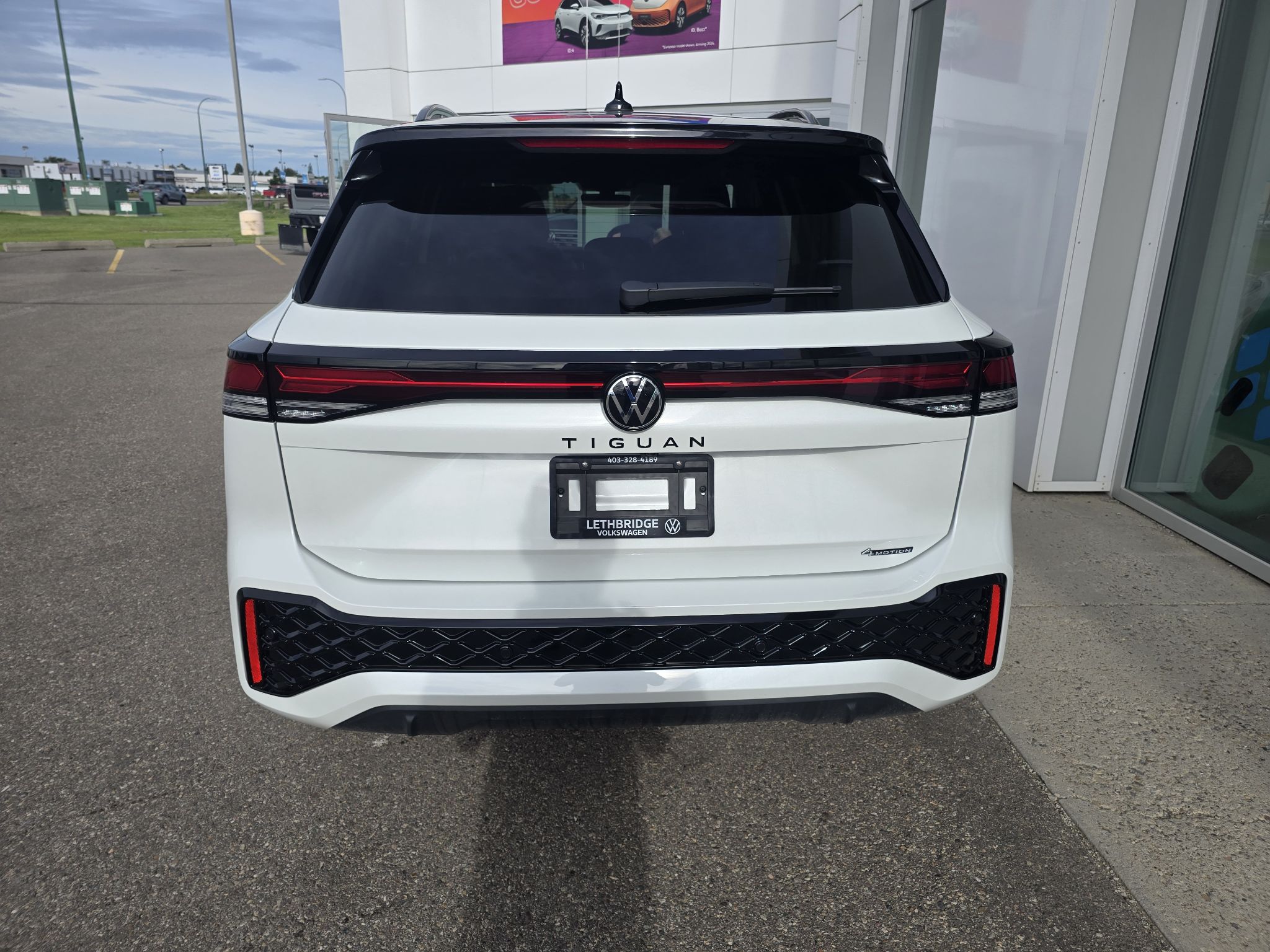 Photo 2026 Volkswagen Tiguan Comfortline R-Line Black Edition 4MOTION #3