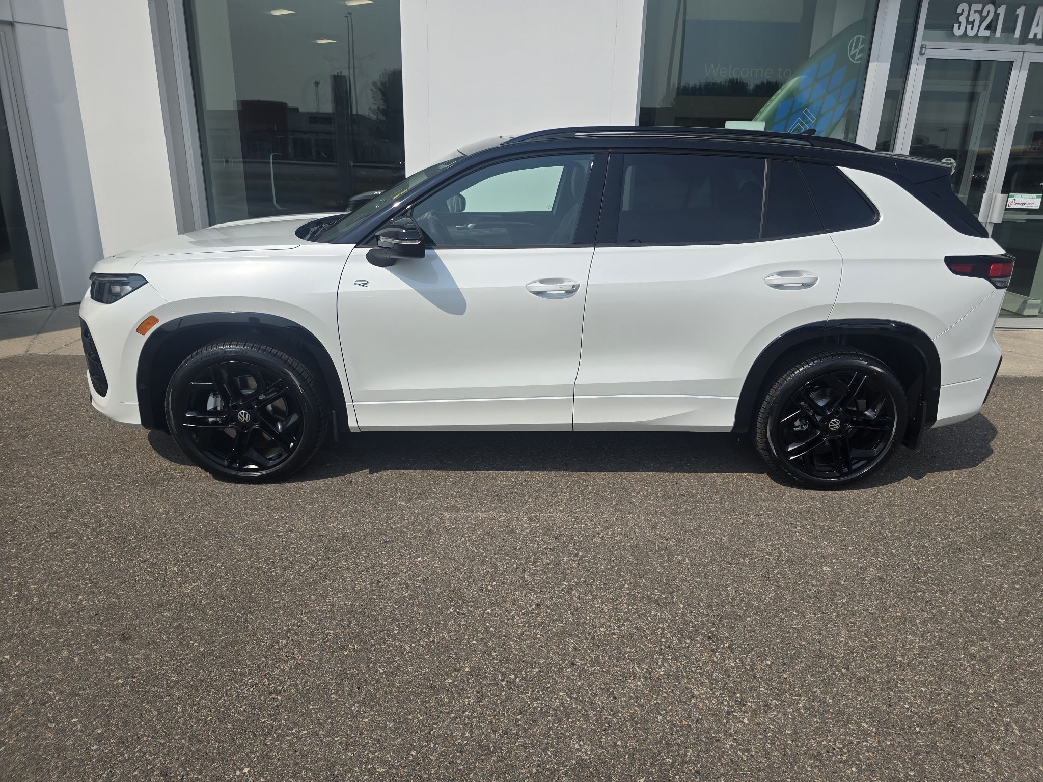 Photo 2026 Volkswagen Tiguan Comfortline R-Line Black Edition 4MOTION #2