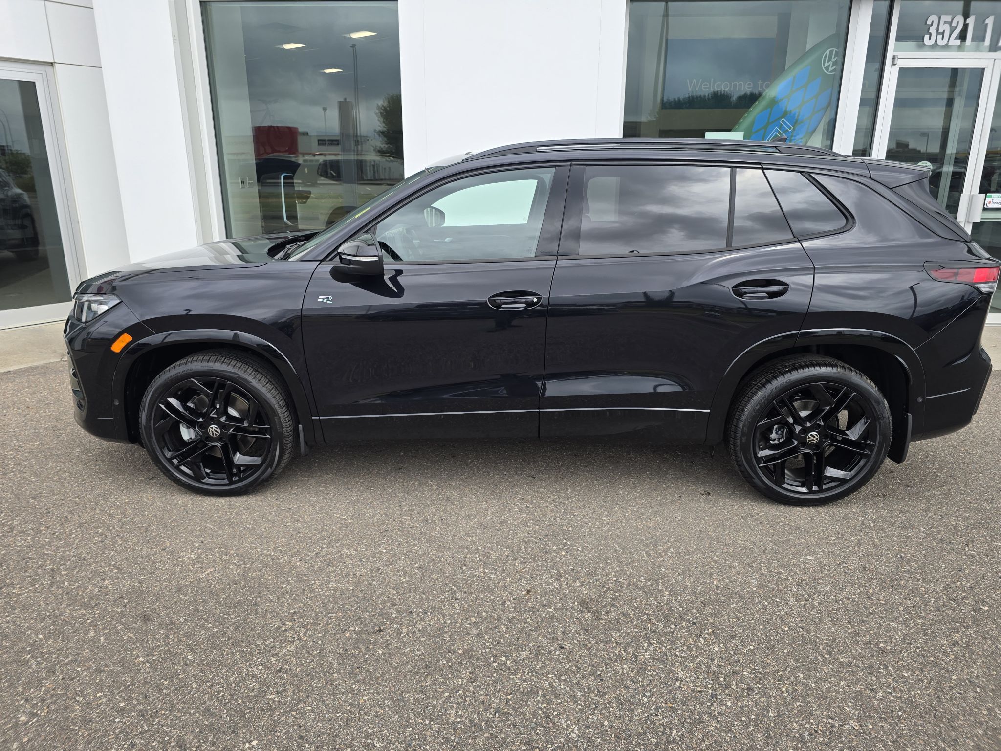 Photo 2026 Volkswagen Tiguan Comfortline R-Line Black Edition 4MOTION #2