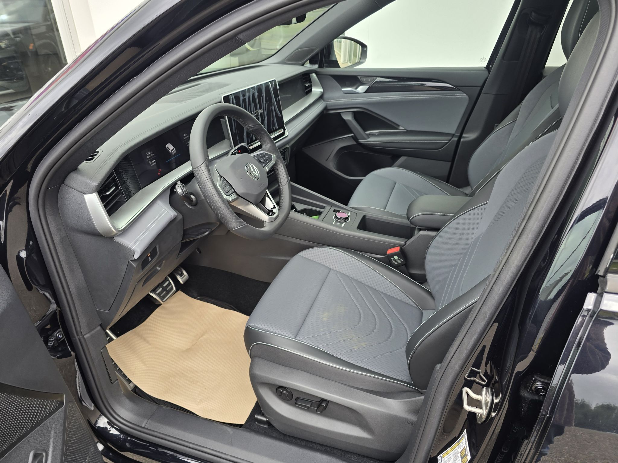 Photo 2026 Volkswagen Tiguan Comfortline R-Line Black Edition 4MOTION #8