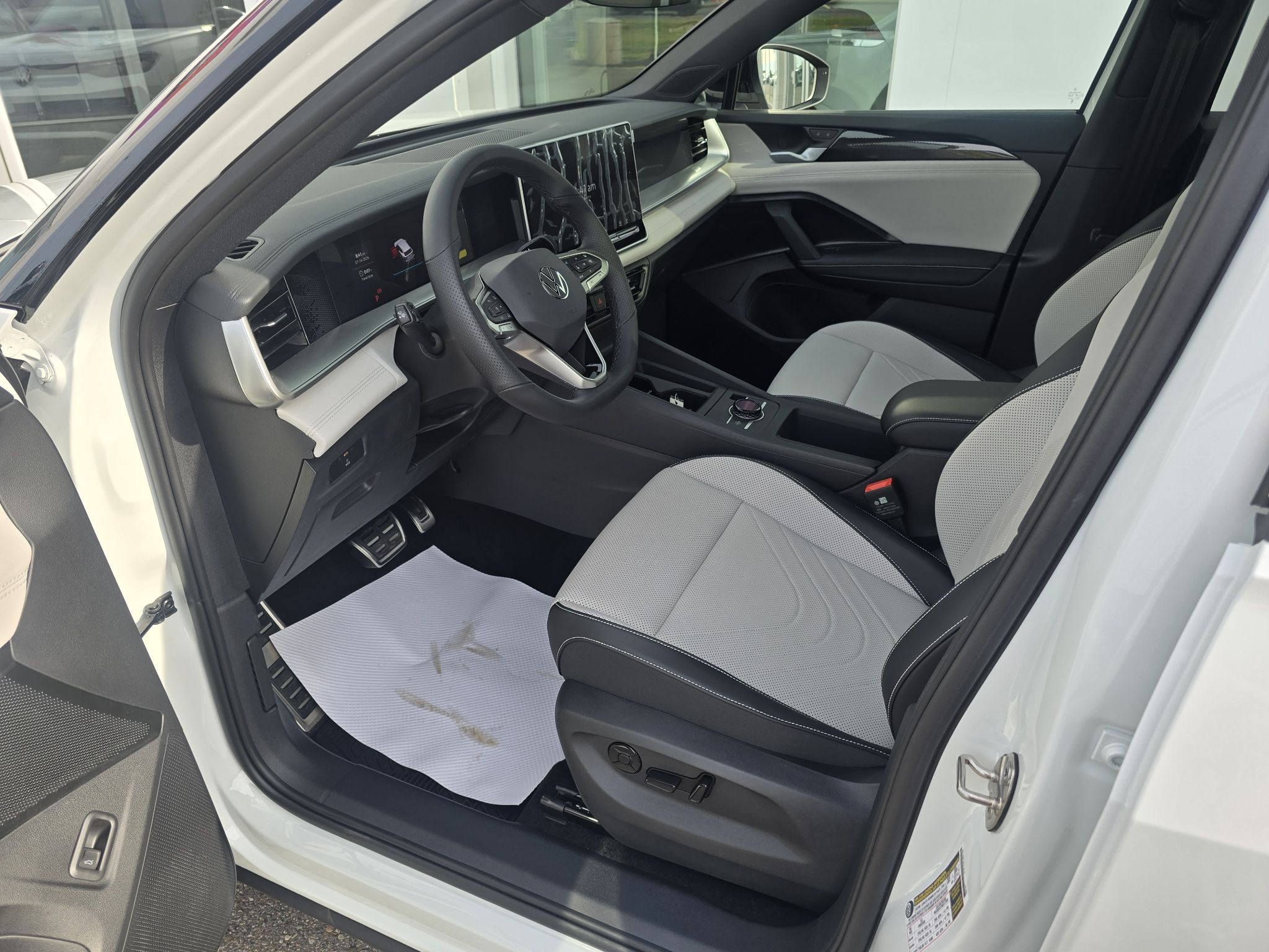 Photo 2026 Volkswagen Tiguan Comfortline R-Line Black Edition 4MOTION #8