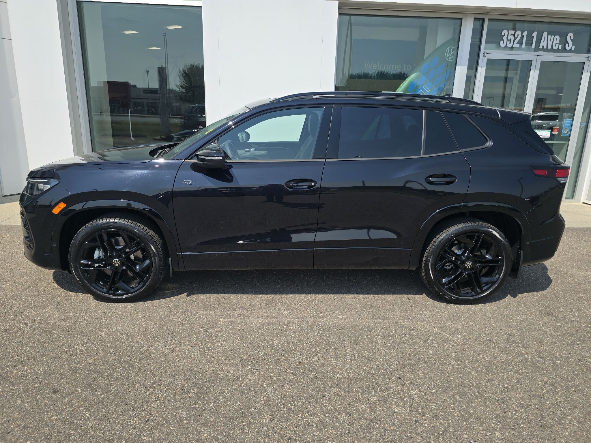 Photo 2026 Volkswagen Tiguan Comfortline R-Line Black Edition 4MOTION #2