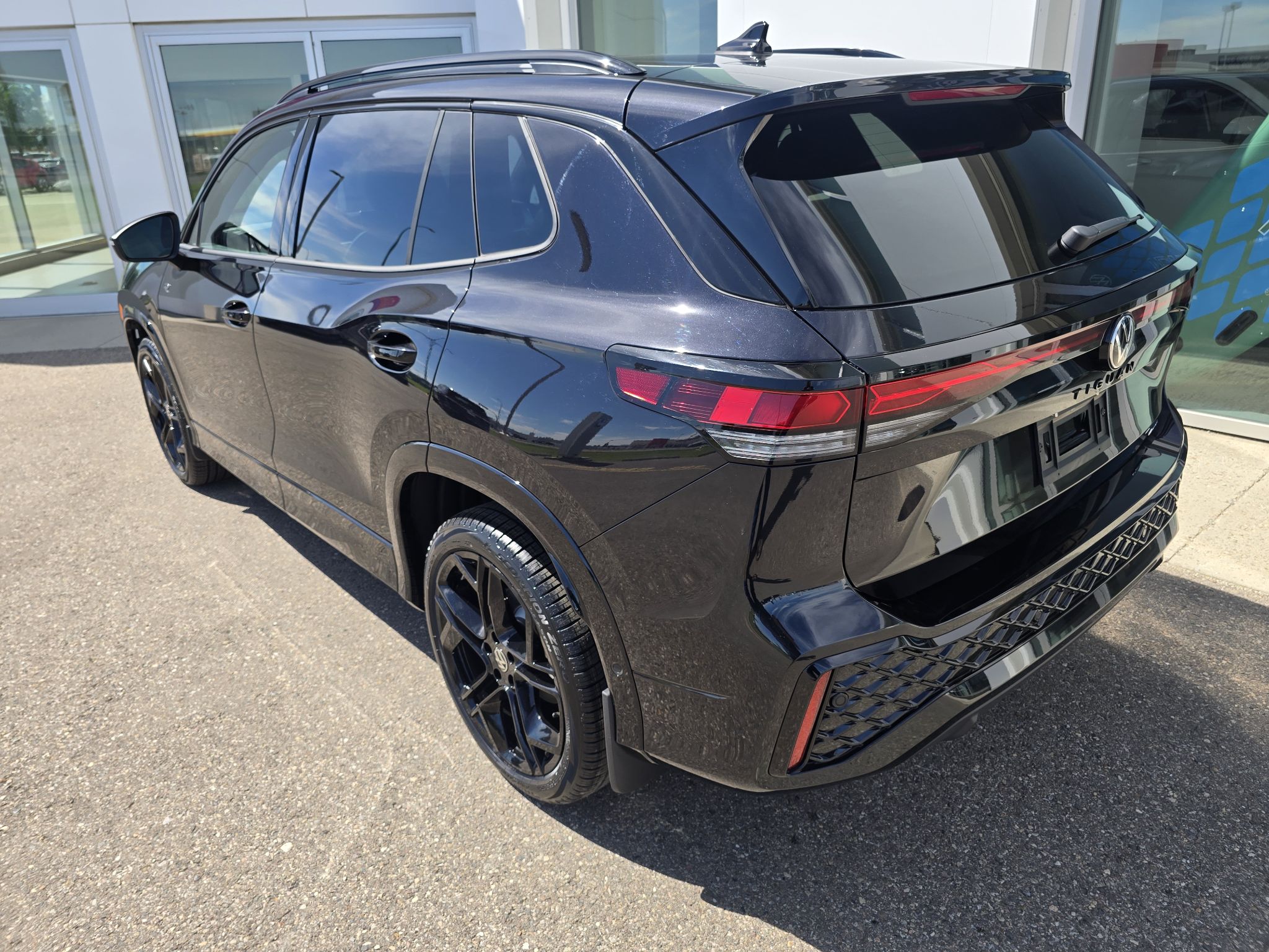 Photo 2026 Volkswagen Tiguan Comfortline R-Line Black Edition 4MOTION #2