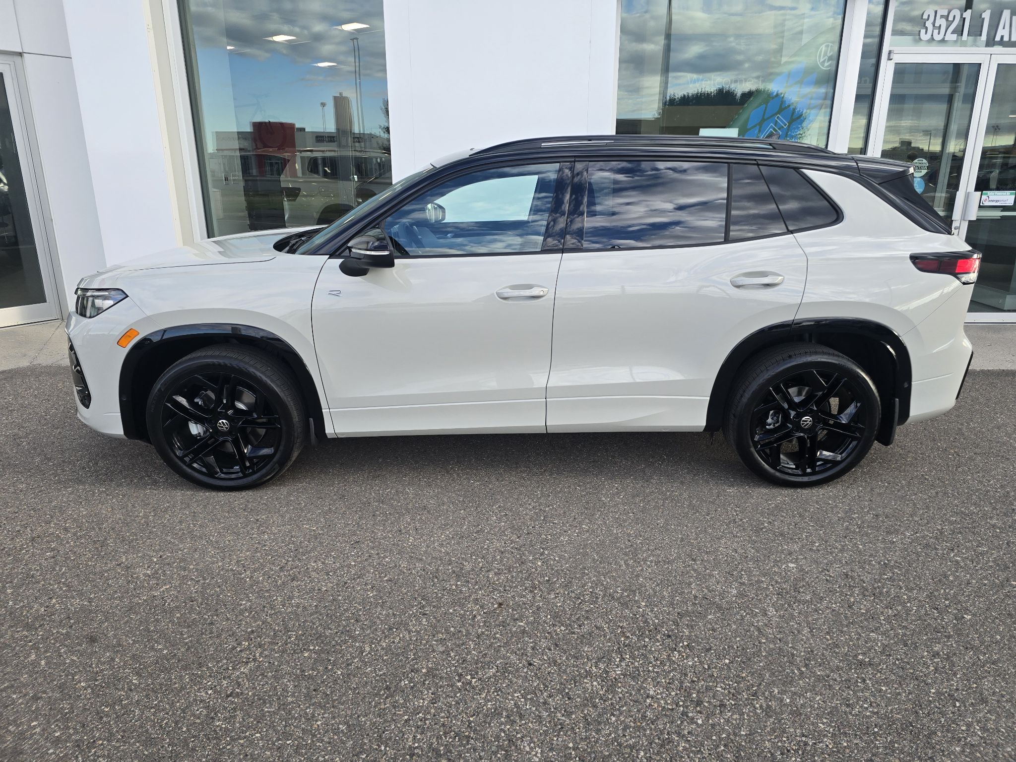 Photo 2026 Volkswagen Tiguan Comfortline R-Line Black Edition 4MOTION #2