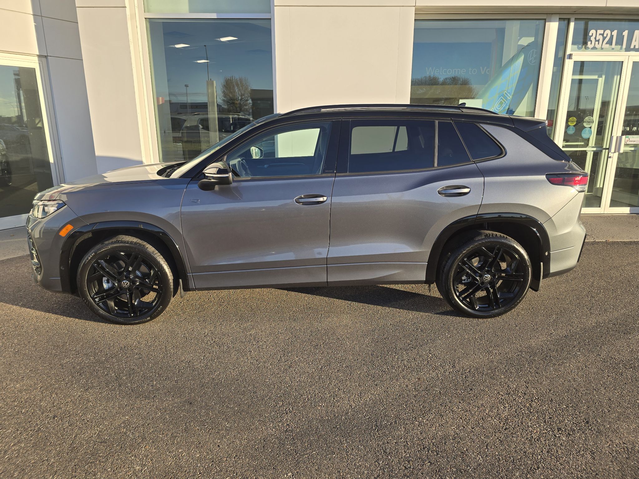 Photo 2026 Volkswagen Tiguan Comfortline R-Line Black Edition 4MOTION #2