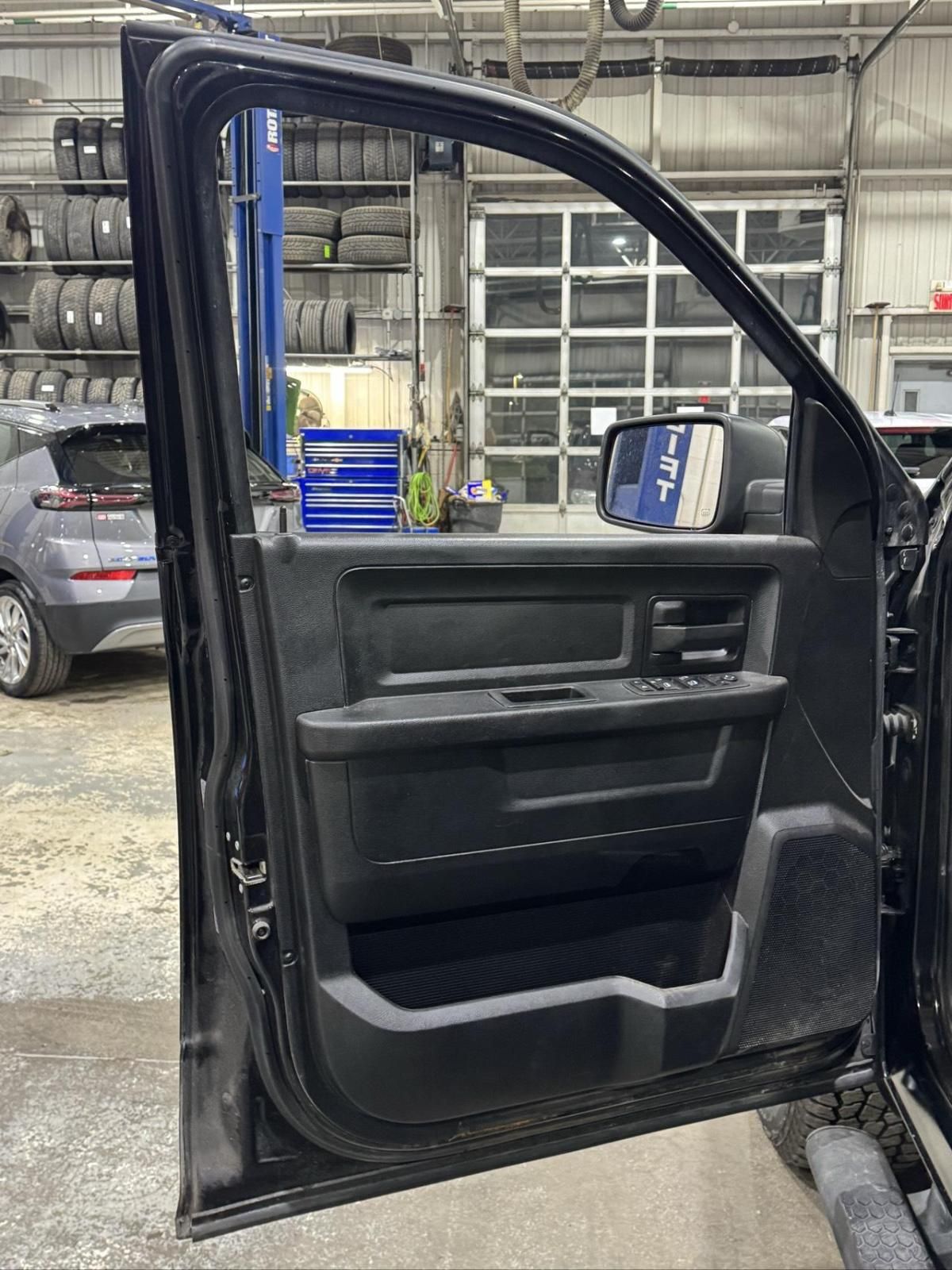 Photo 2021 Ram 1500 Classic Express #8
