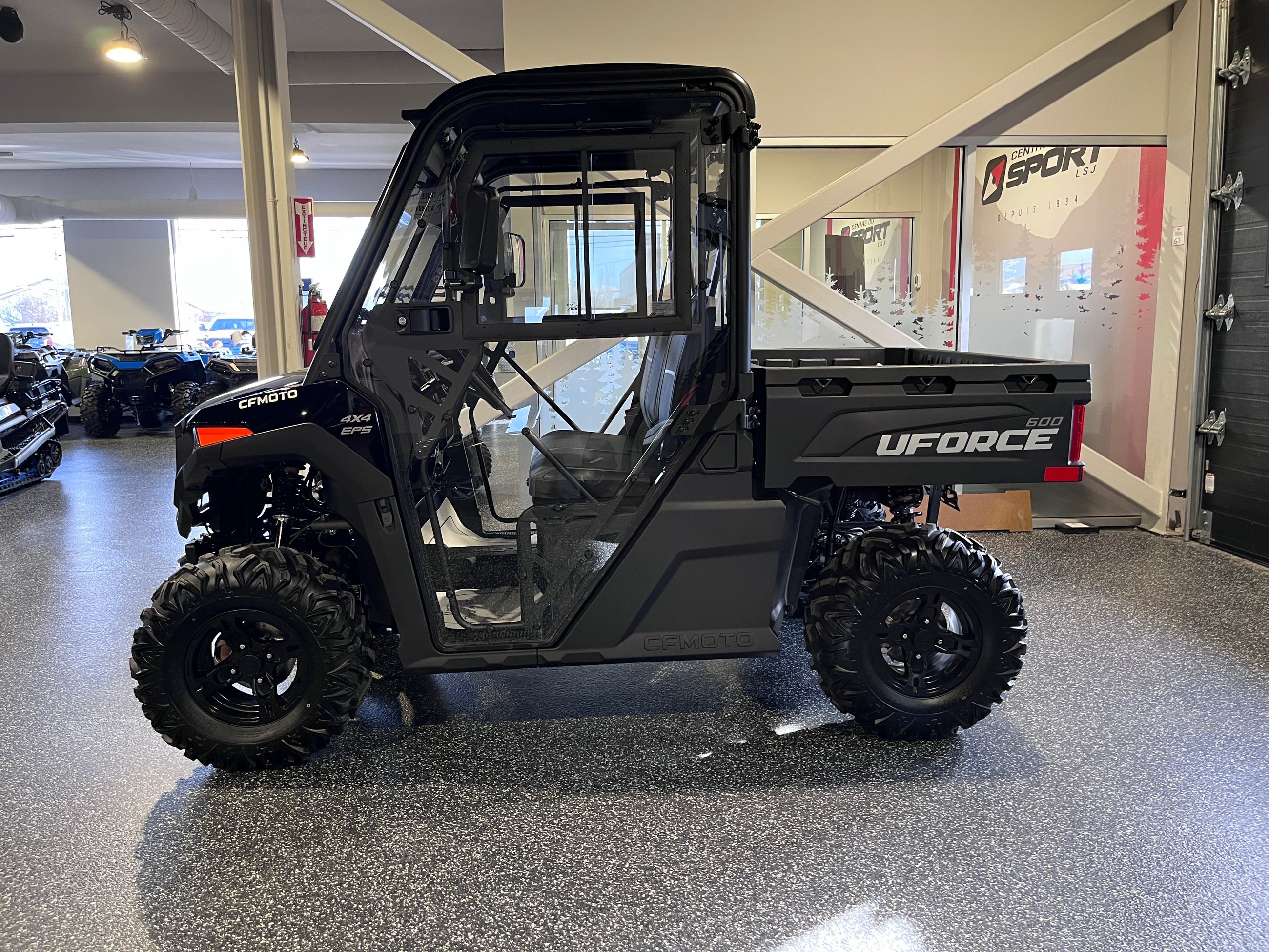2025 CF Moto UFORCE 600 EPS Cabine Complète