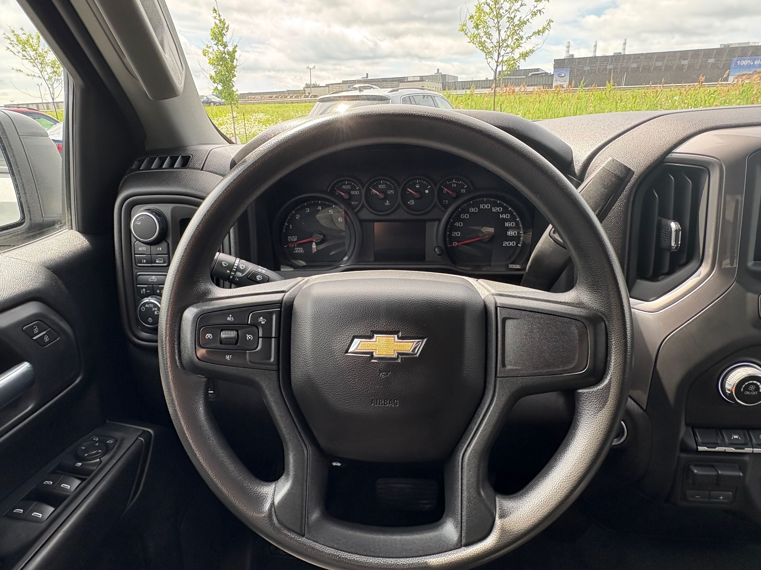 2023 Chevrolet Silverado 1500 Custom + CREW + 20 PO  + MARCHEPIEDS + 2.7 + WOW +
