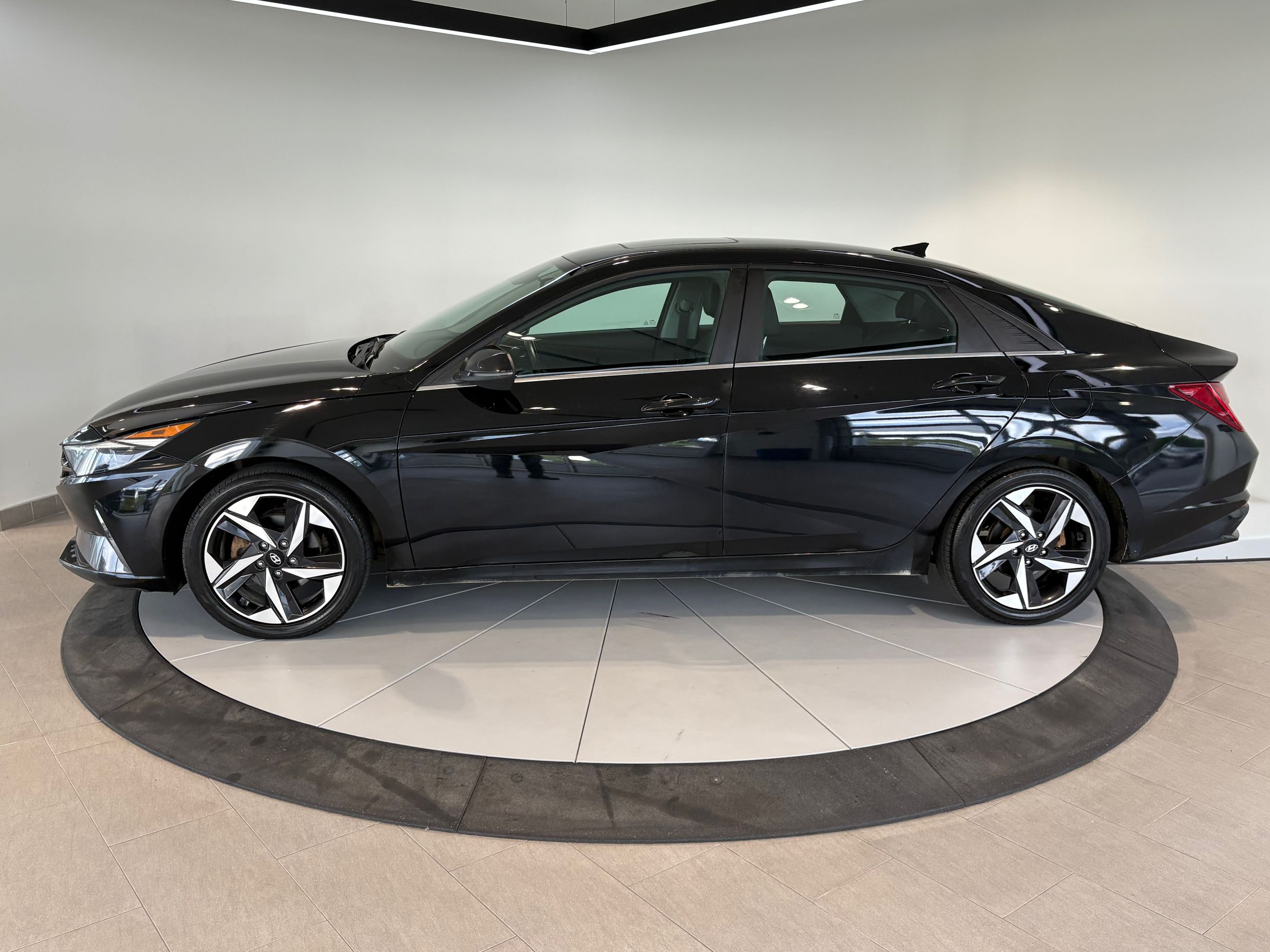 2023 Hyundai Elantra Hybrid Luxury + CAMERA + CARPLAY + TOIT + CUIR + WOW!+++