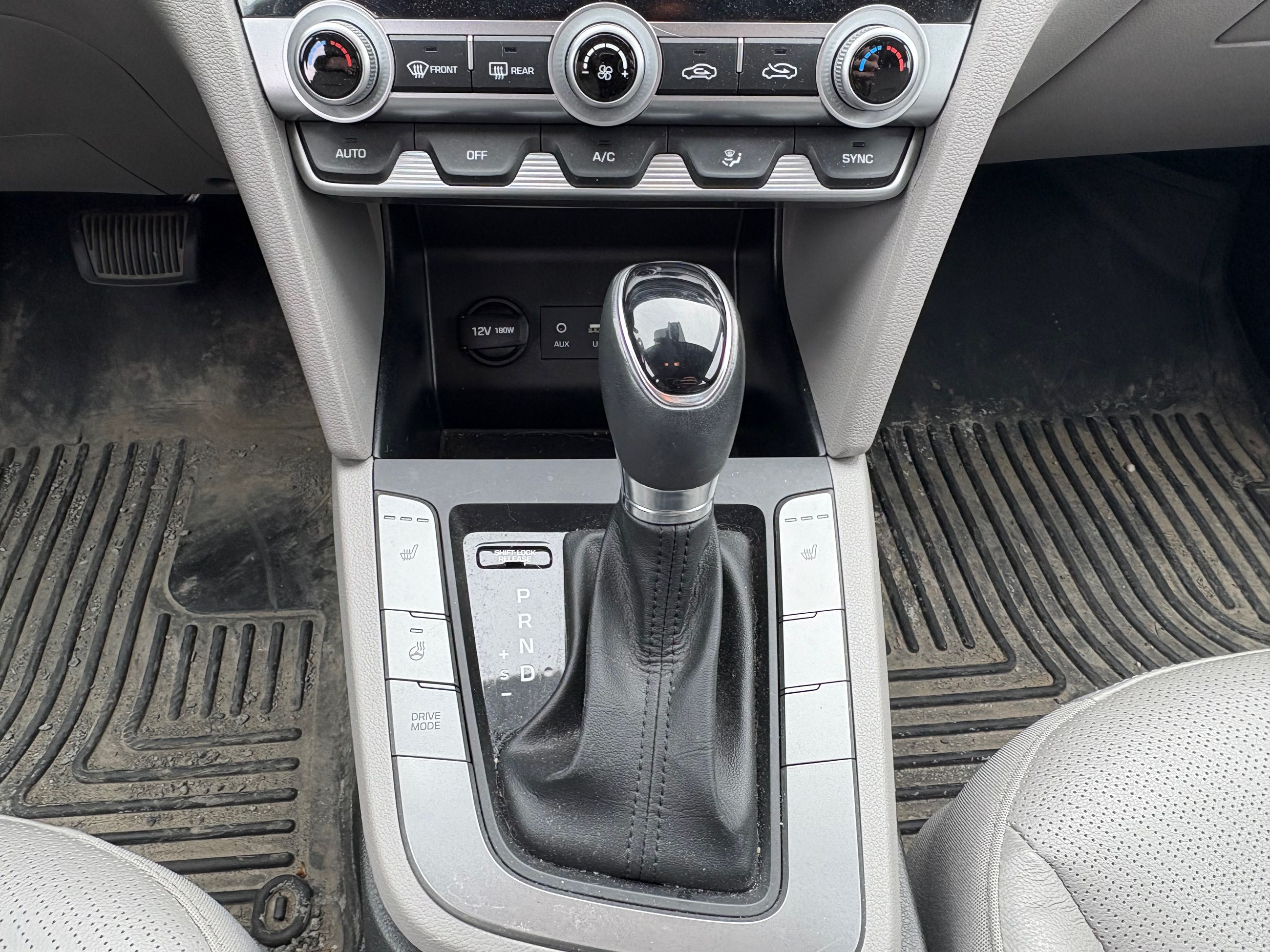 2020 Hyundai Elantra Luxury + CUIR + TOIT + CARPLAY + CAMERA + WOW +++
