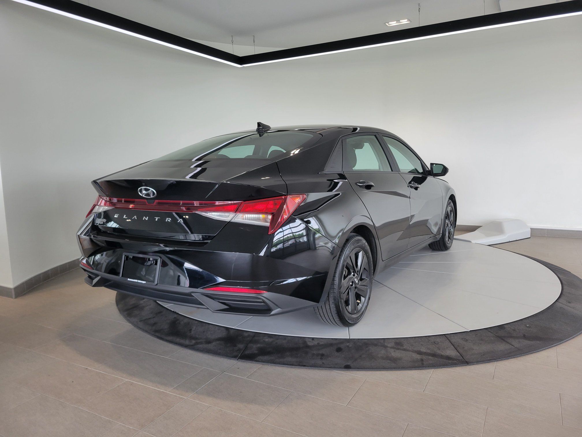 2023 Hyundai Elantra Preferred + CARPLAY + CAMERA + A/C + WOW!+++