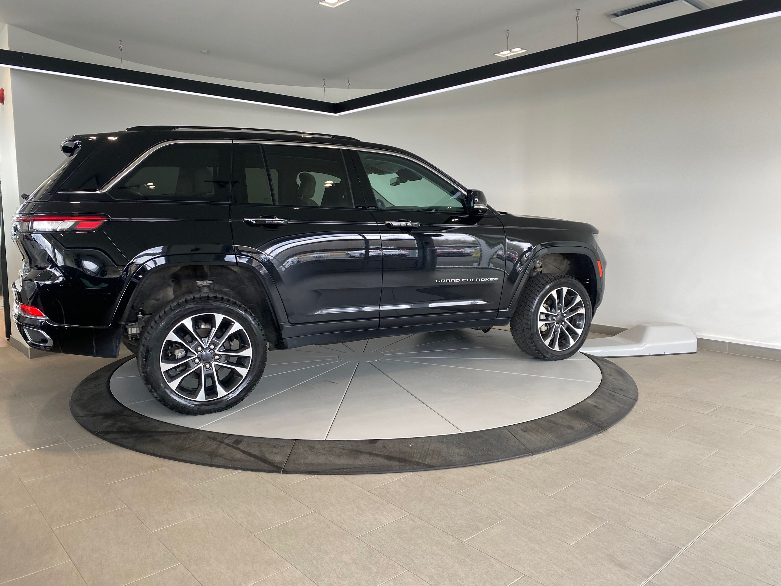 Jeep Grand Cherokee Overland + TETE HAUTE + DVD + TOIT + CUIR + WOW ++ 2023
