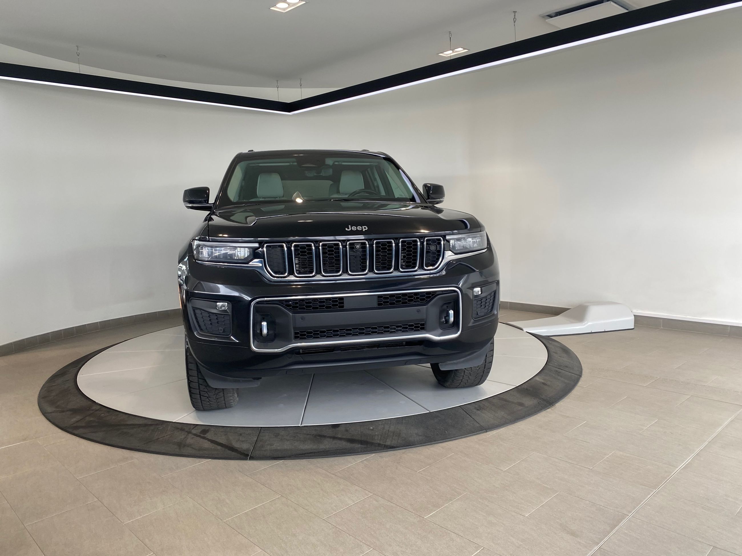 Jeep Grand Cherokee Overland + TETE HAUTE + DVD + TOIT + CUIR + WOW ++ 2023