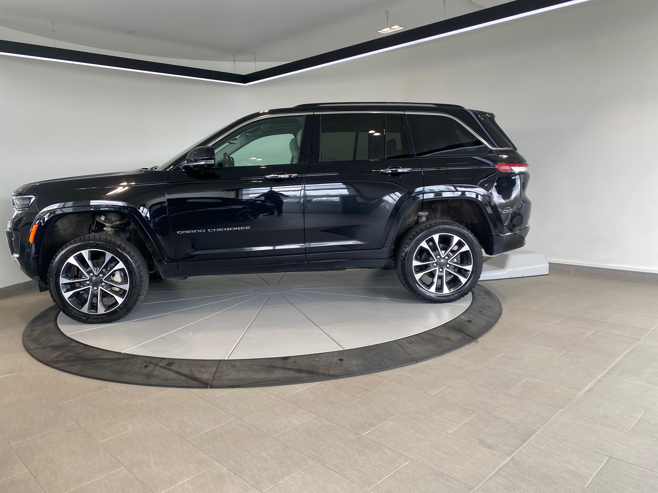 Jeep Grand Cherokee Overland + TETE HAUTE + DVD + TOIT + CUIR + WOW ++ 2023