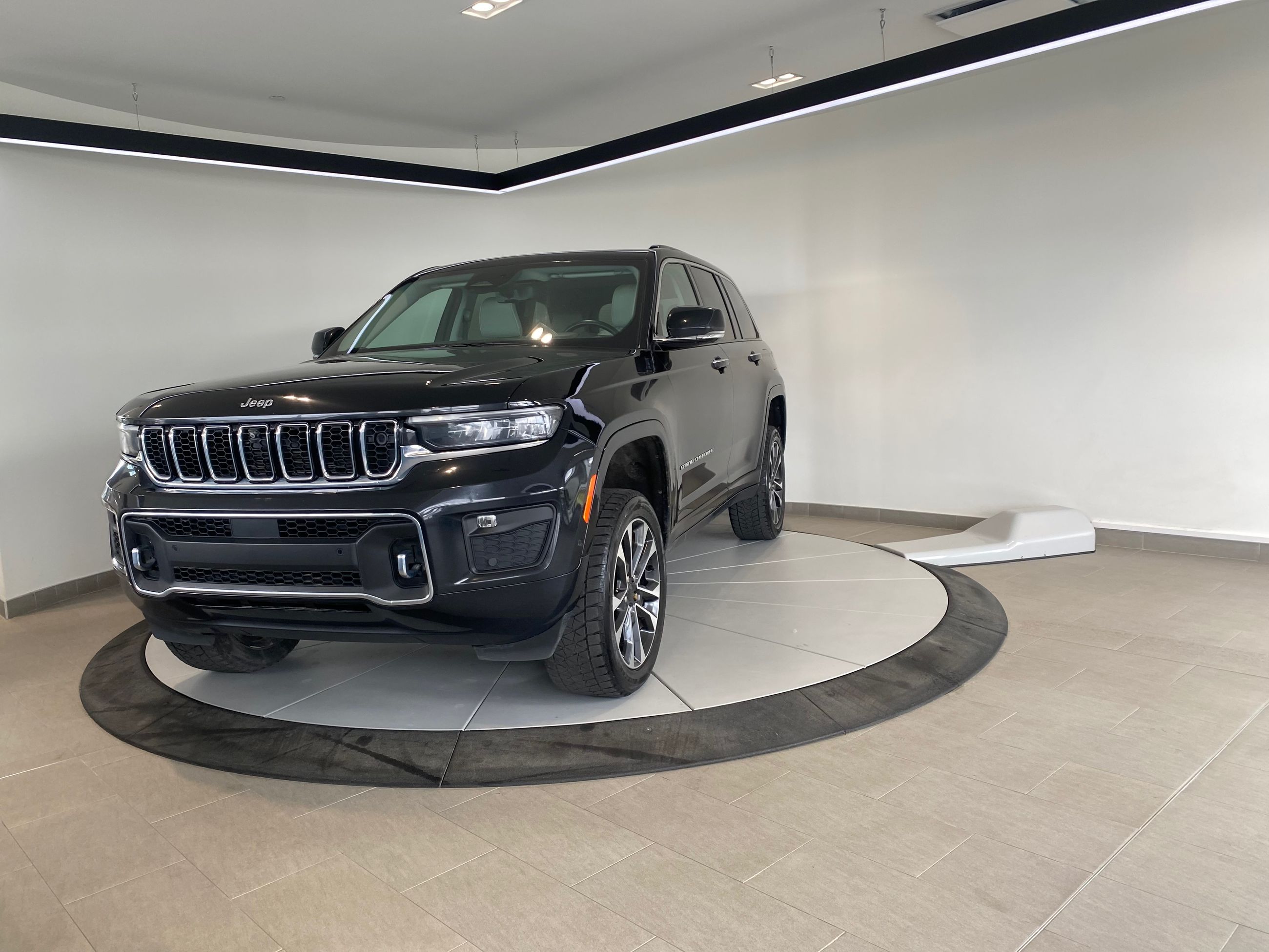Jeep Grand Cherokee Overland + TETE HAUTE + DVD + TOIT + CUIR + WOW ++ 2023