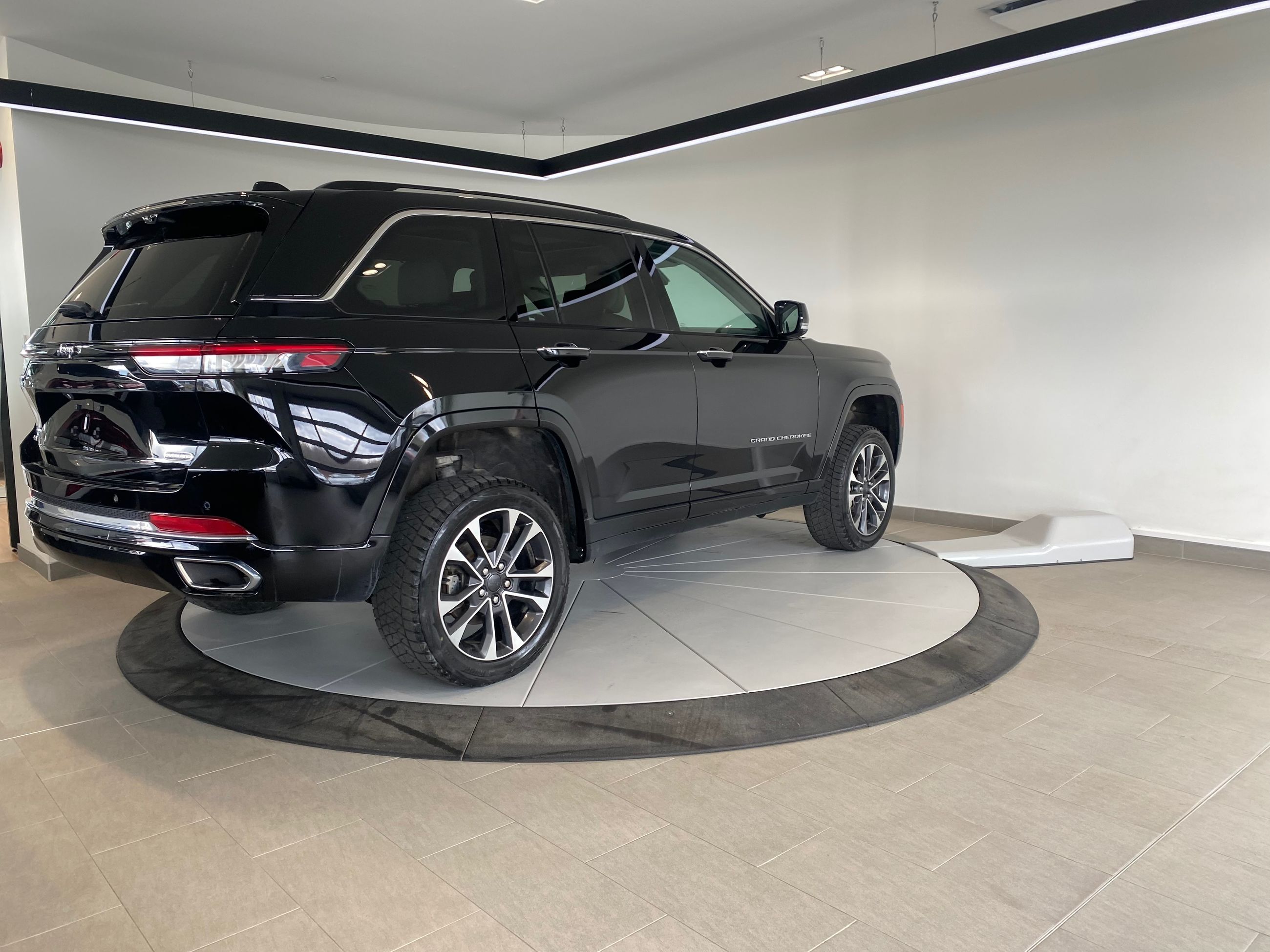 Jeep Grand Cherokee Overland + TETE HAUTE + DVD + TOIT + CUIR + WOW ++ 2023